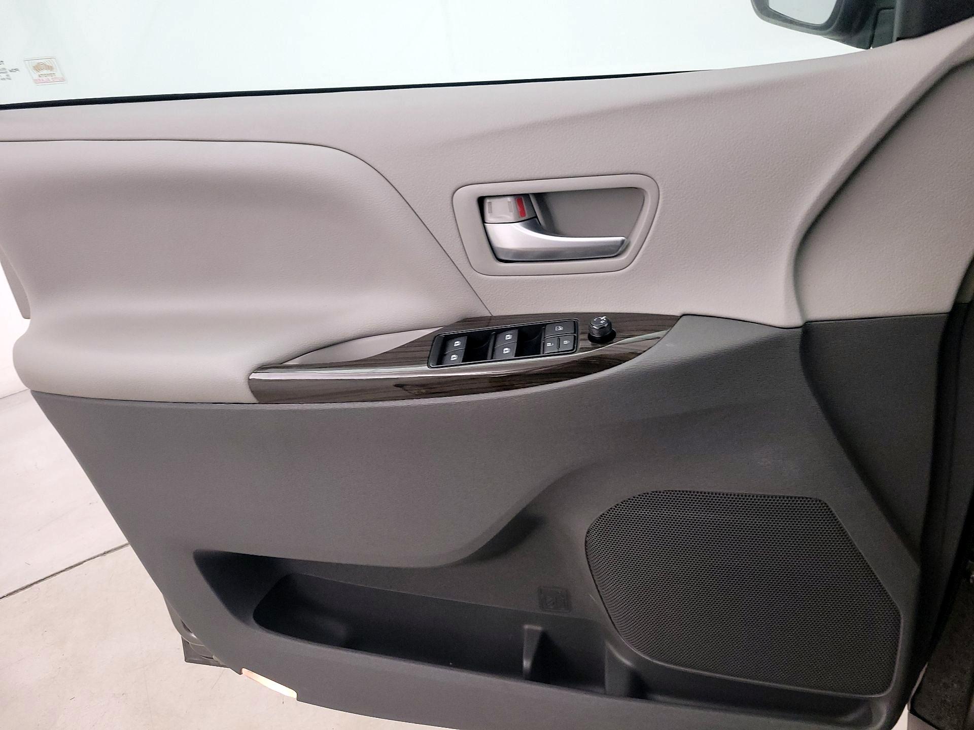 Thumbnail: 2017 Toyota Sienna - 12