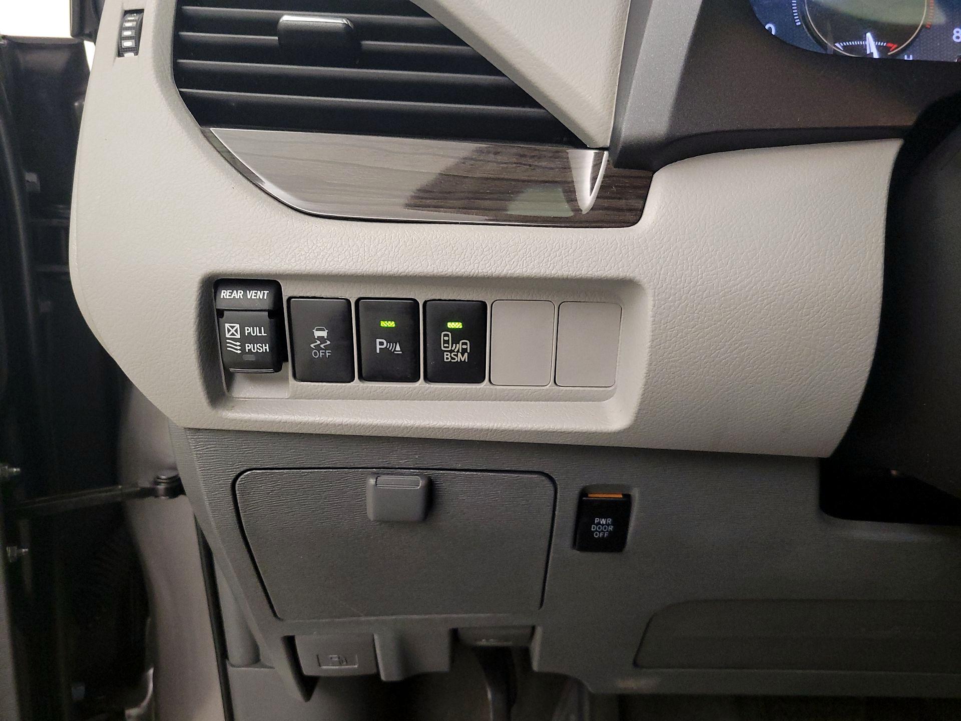 Thumbnail: 2017 Toyota Sienna - 13