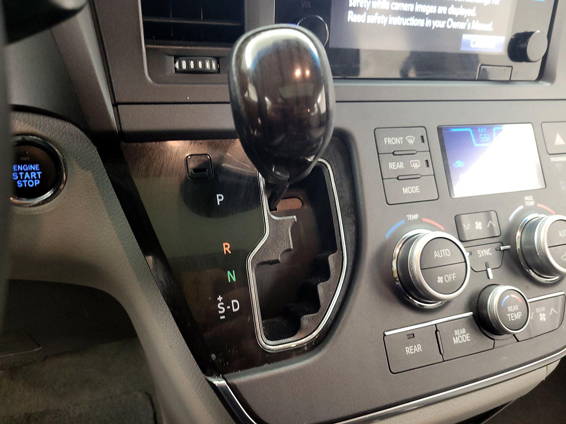 Thumbnail: 2017 Toyota Sienna - 17