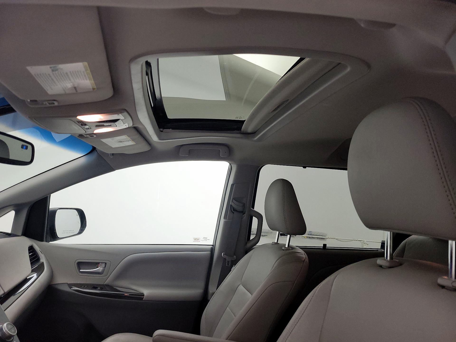 Thumbnail: 2017 Toyota Sienna - 19