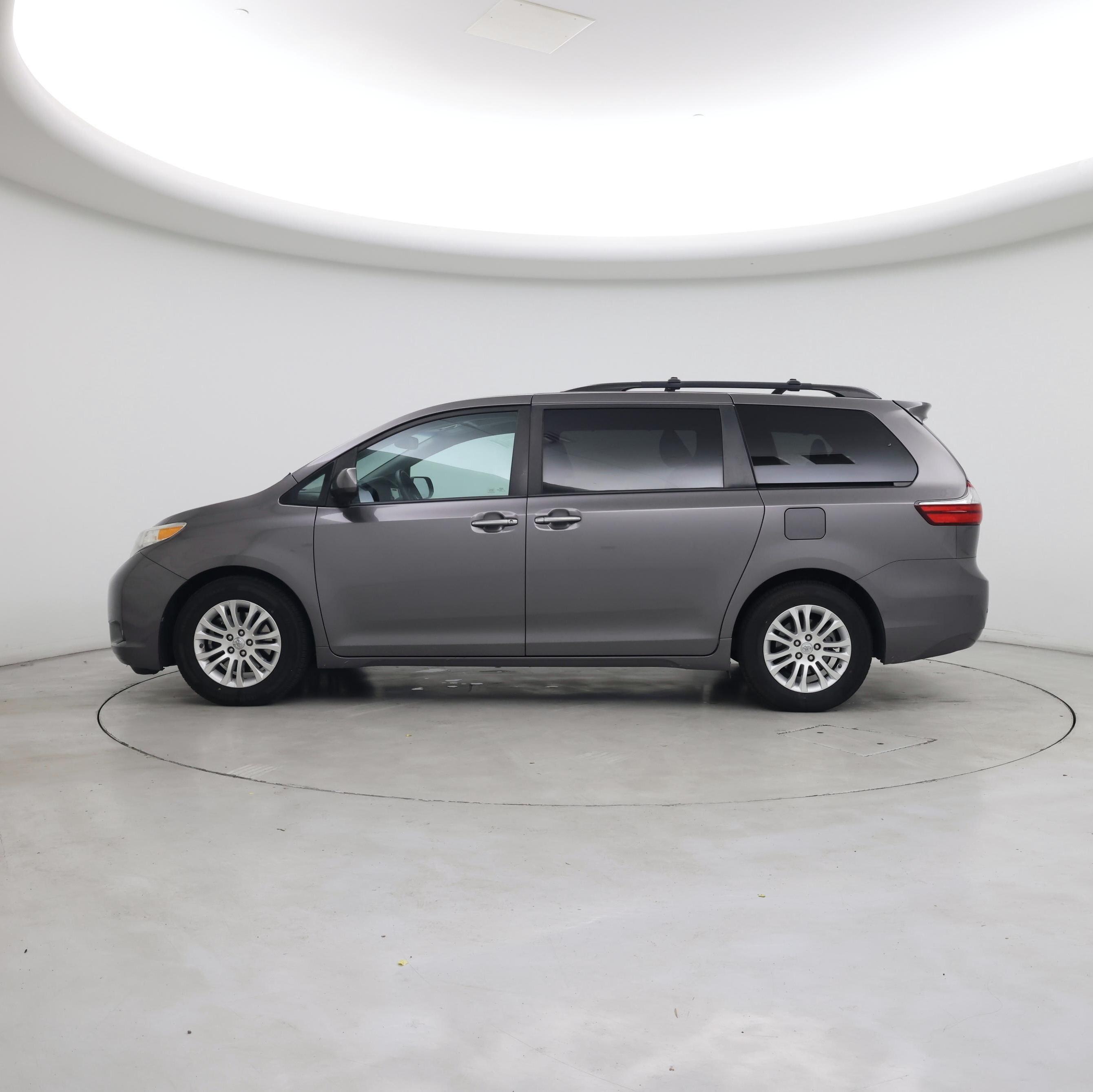 Thumbnail: 2017 Toyota Sienna - 3