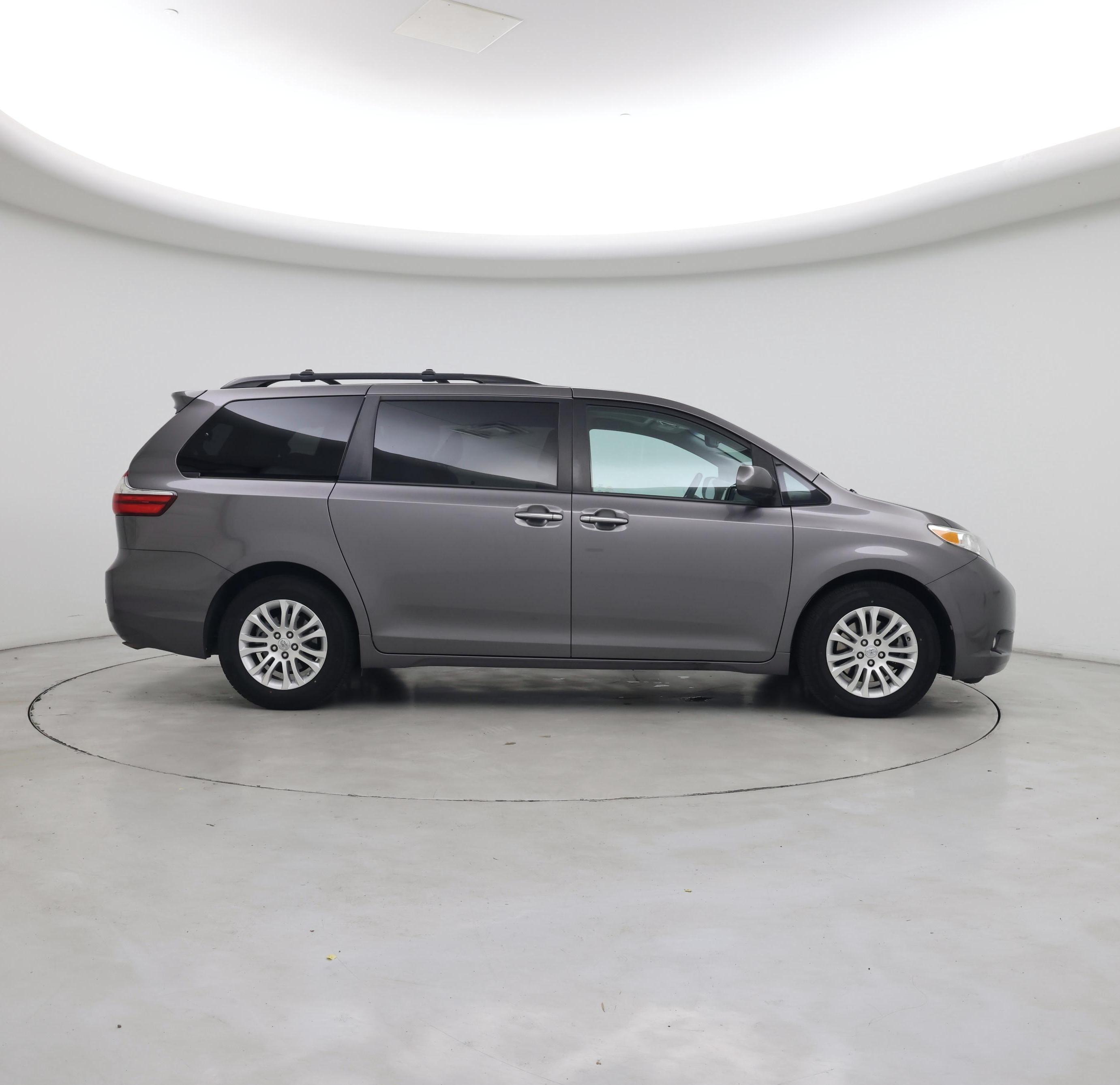 Thumbnail: 2017 Toyota Sienna - 7