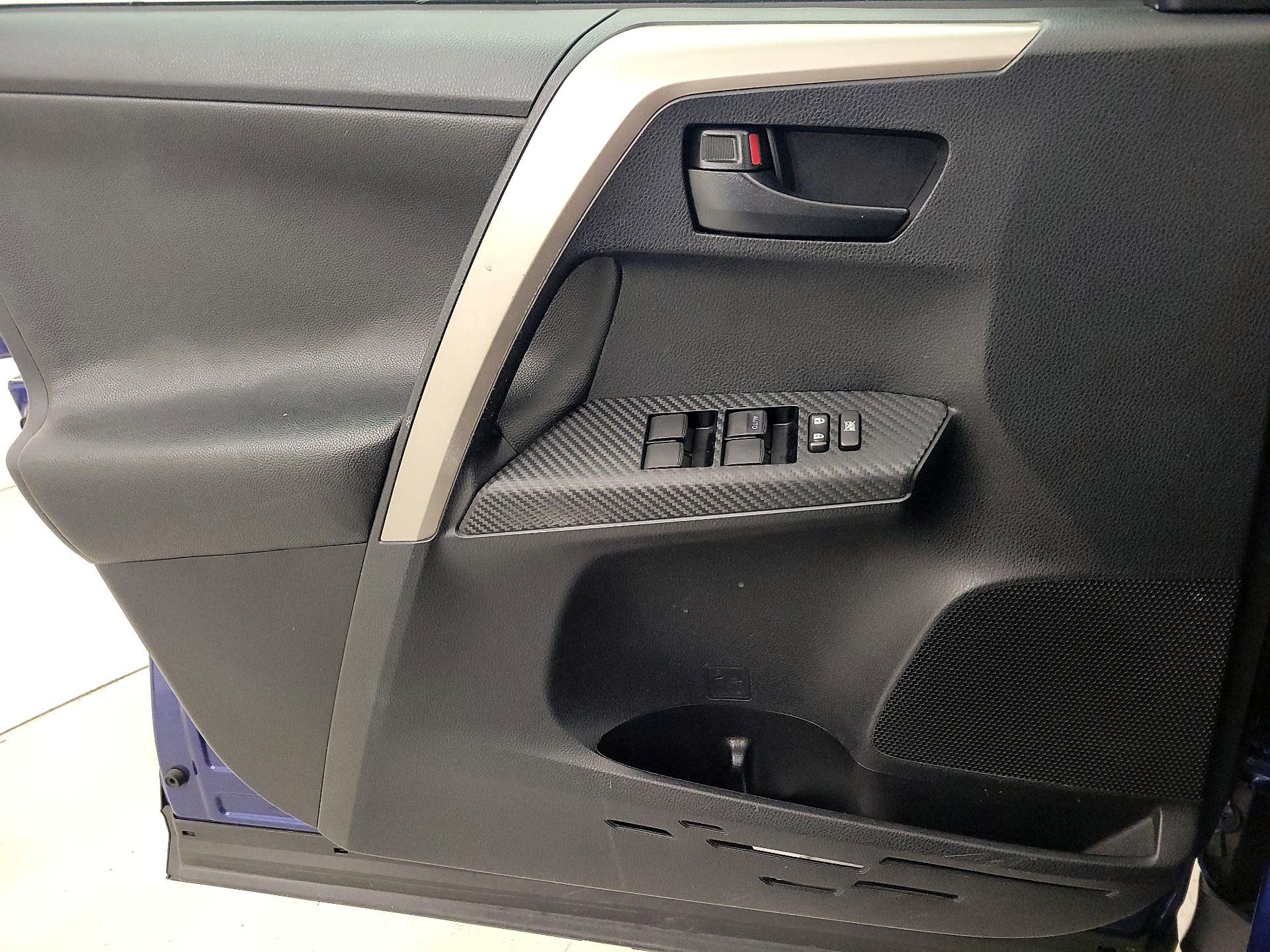 Thumbnail: 2015 Toyota RAV4 - 12