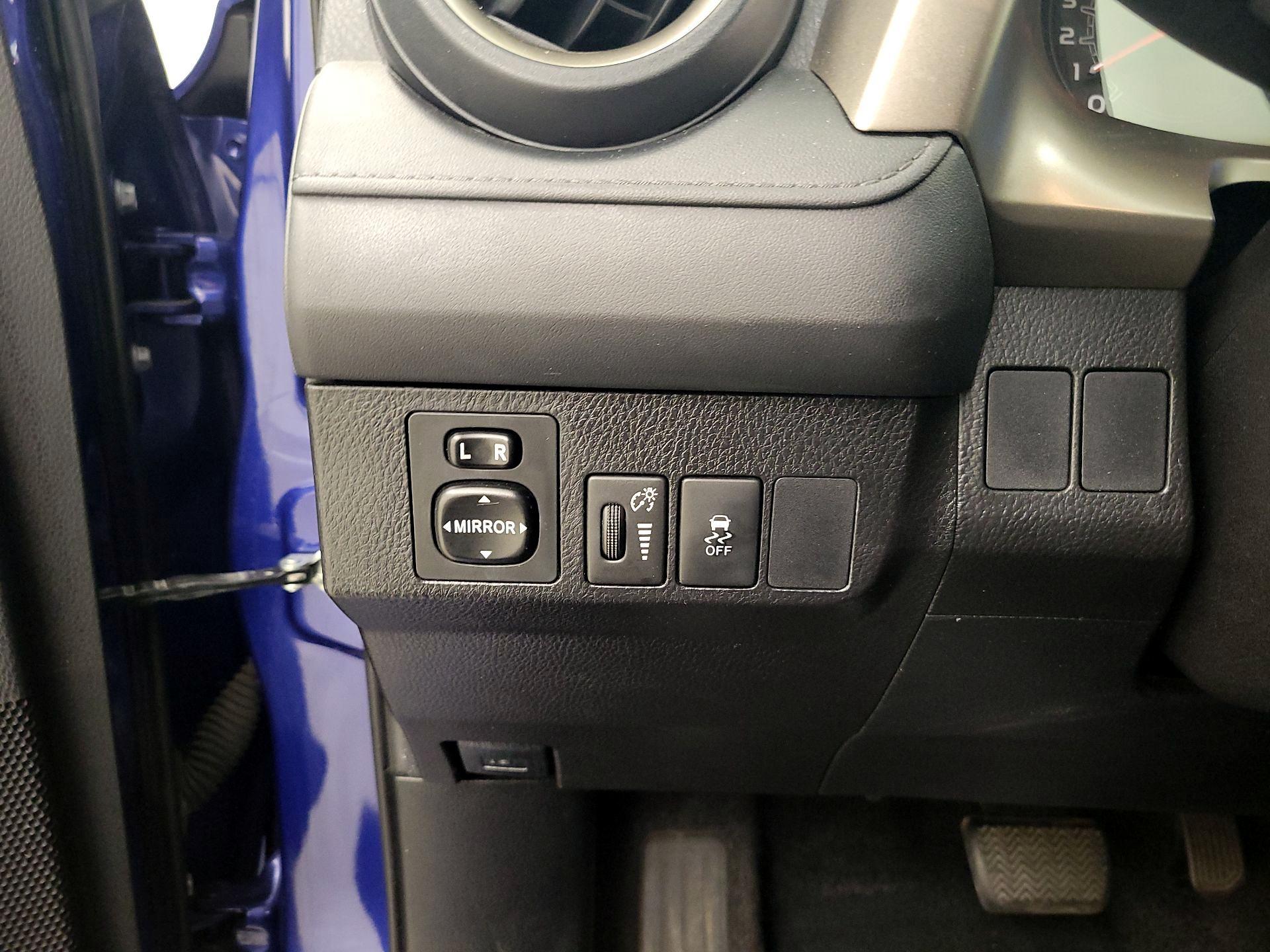 Thumbnail: 2015 Toyota RAV4 - 13