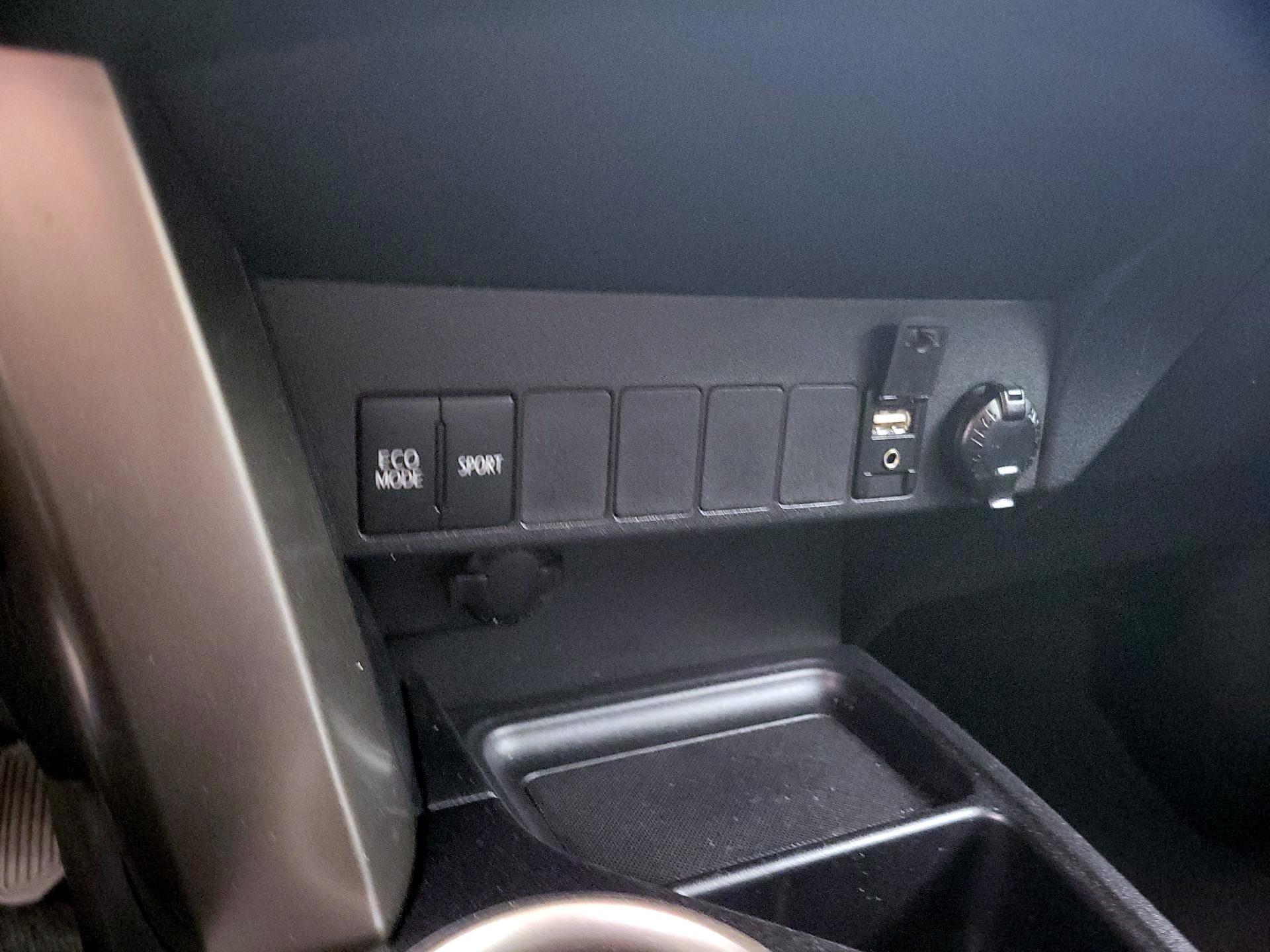 Thumbnail: 2015 Toyota RAV4 - 18