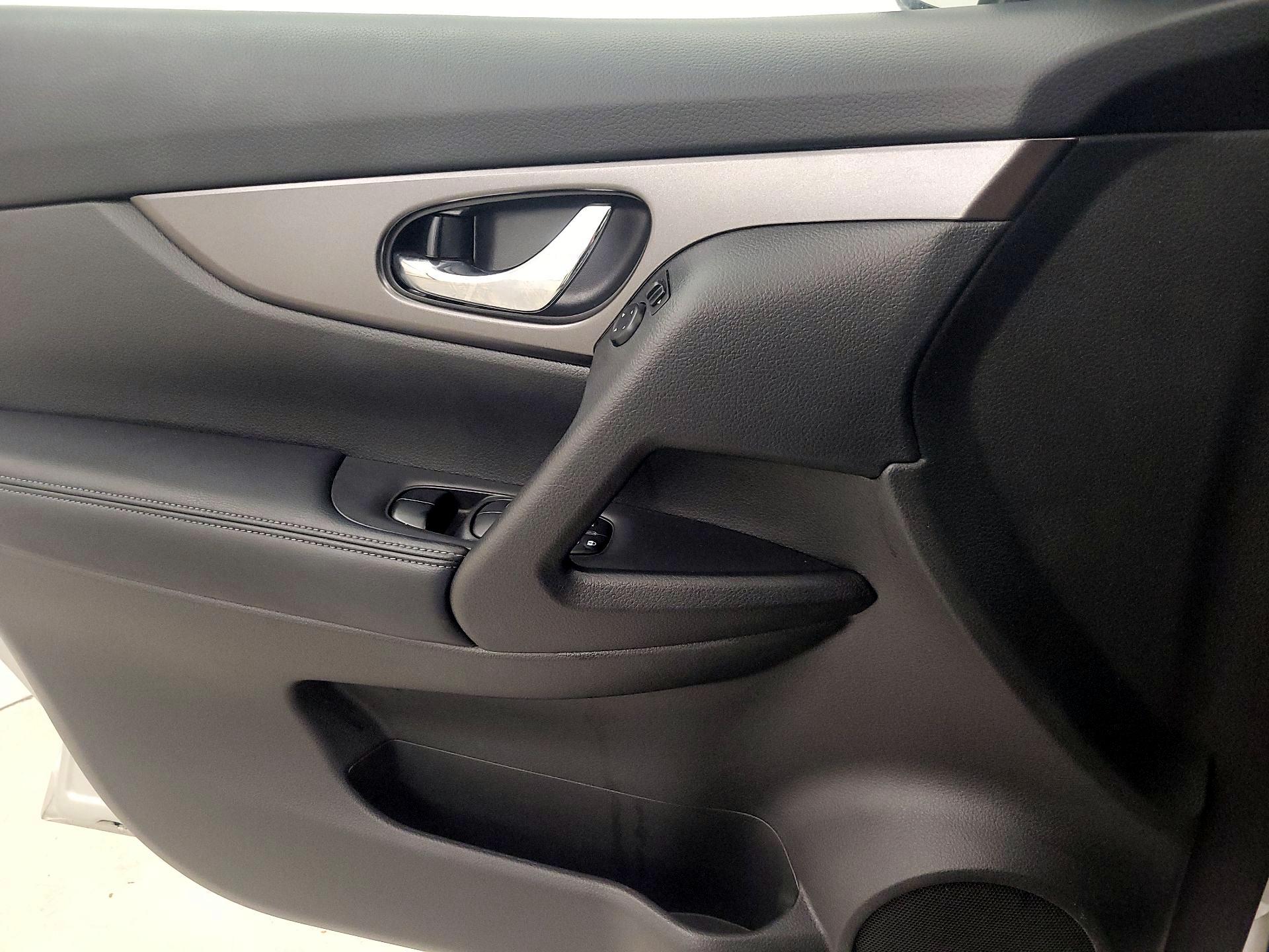 Thumbnail: 2016 Nissan Rogue - 12