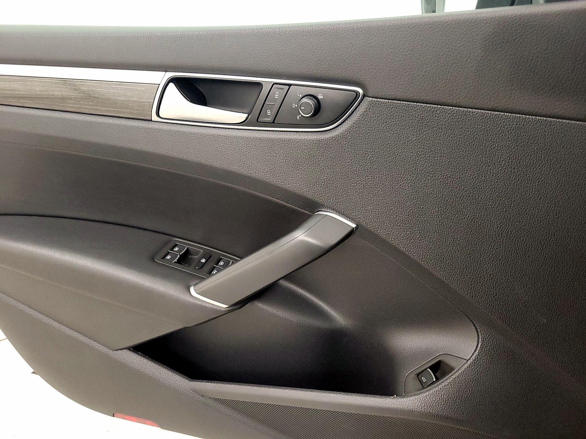 Thumbnail: 2017 Volkswagen Passat - 12