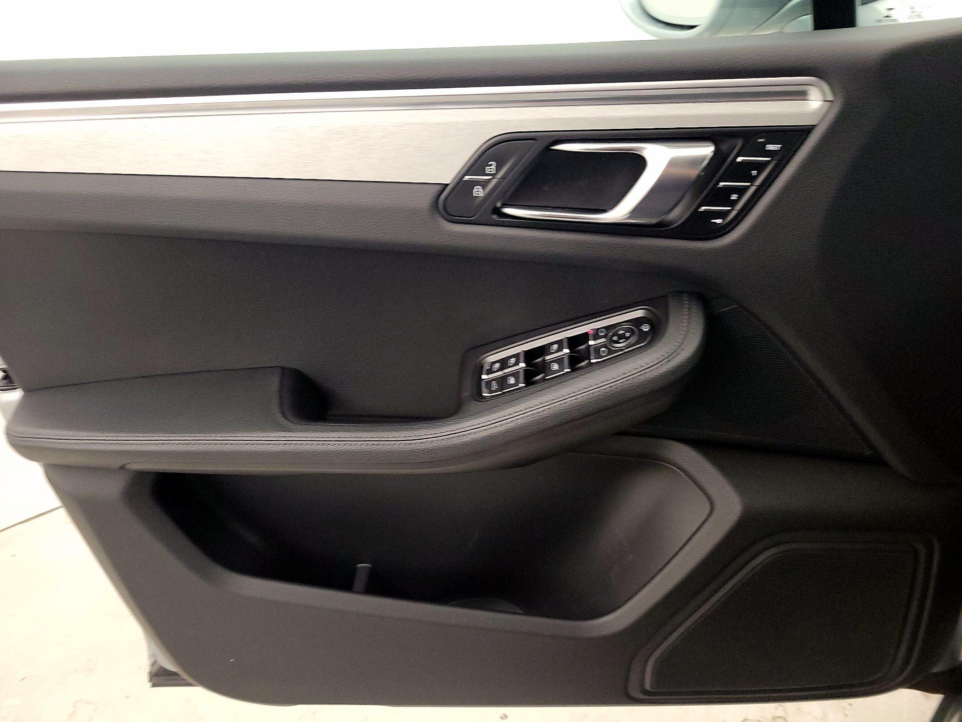 Thumbnail: 2023 Porsche Macan - 12