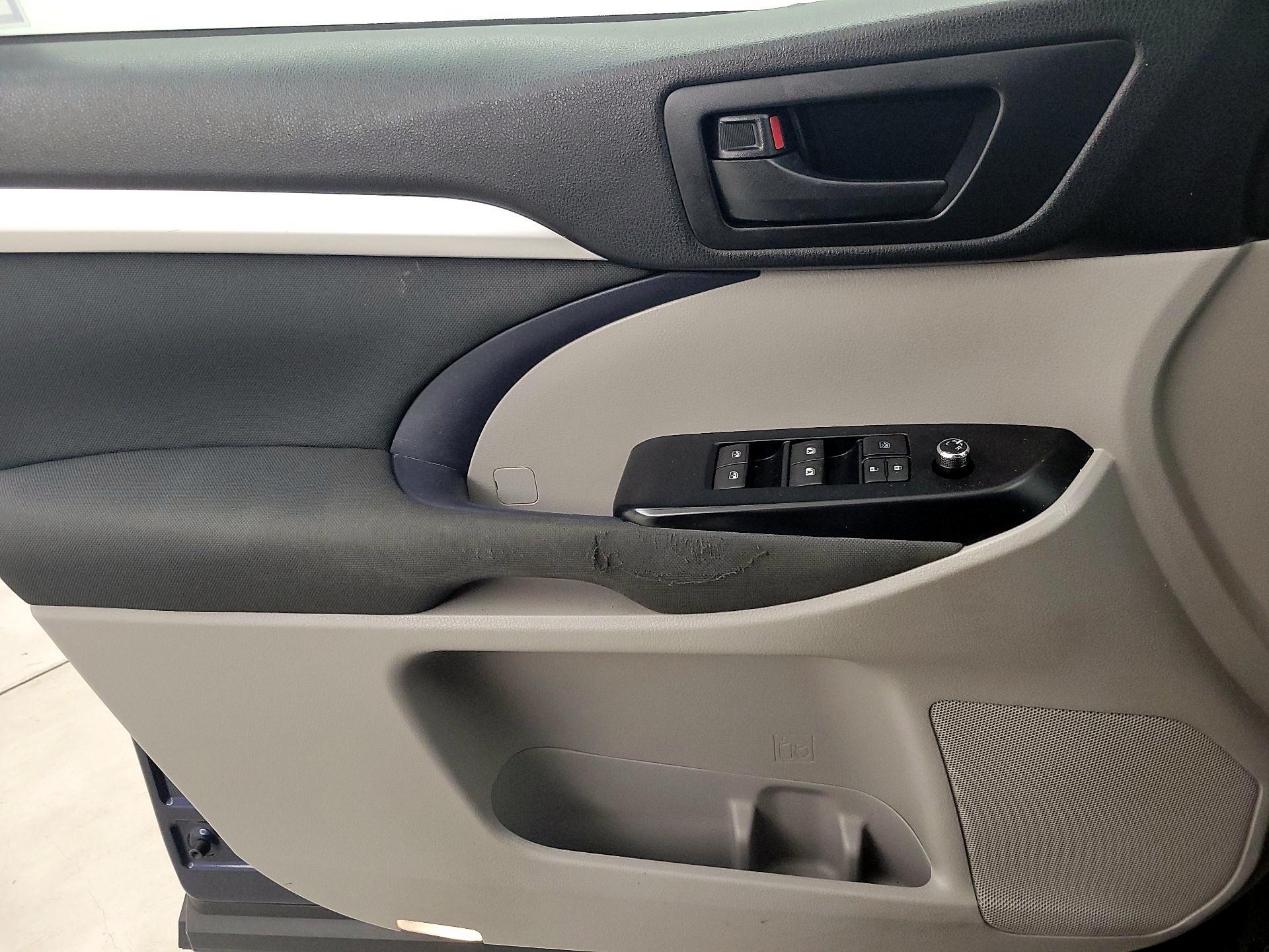 Thumbnail: 2016 Toyota Highlander - 12