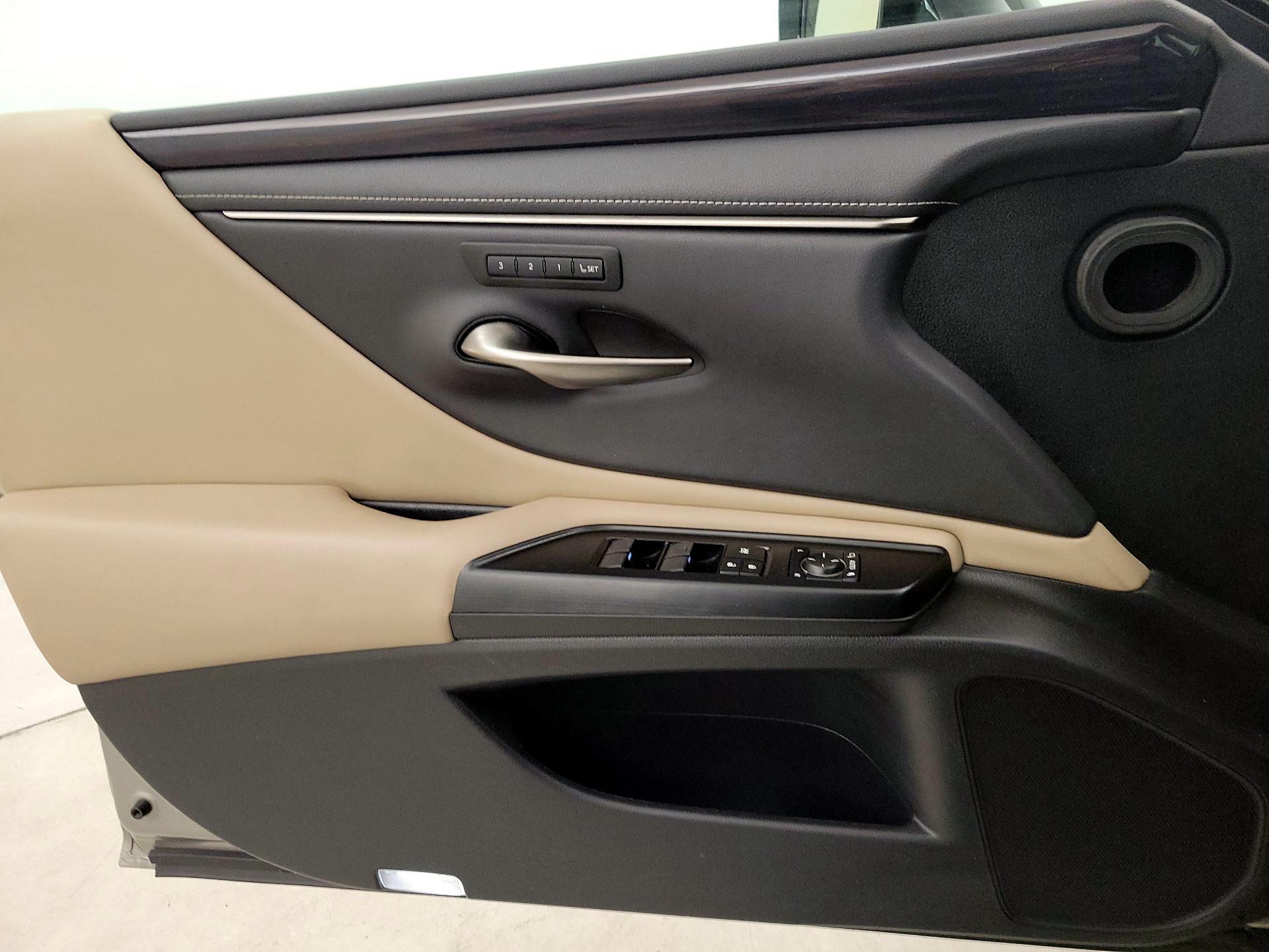 Thumbnail: 2020 Lexus ES - 12