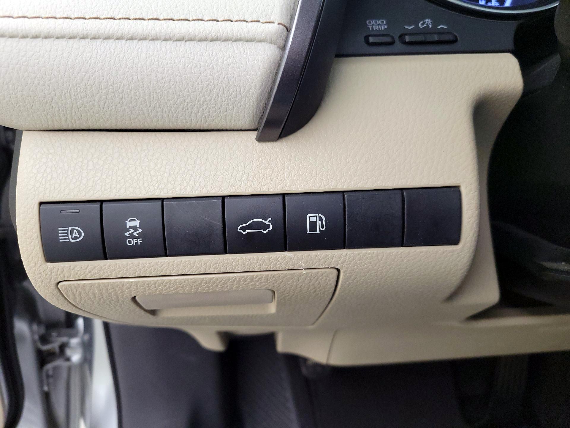 Thumbnail: 2018 Toyota Camry - 11