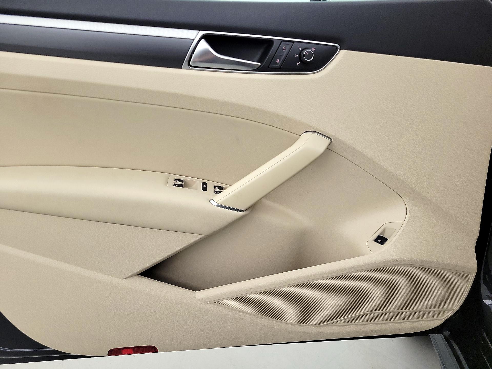 Thumbnail: 2017 Volkswagen Passat - 12