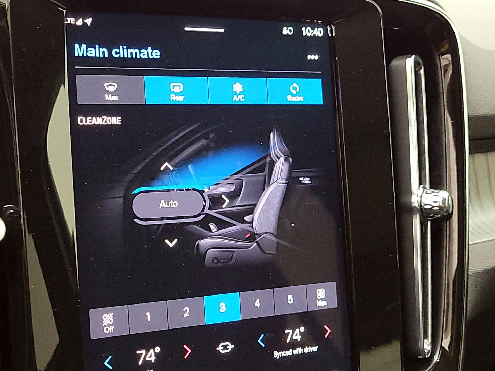 Thumbnail: 2024 Volvo XC40 - 17