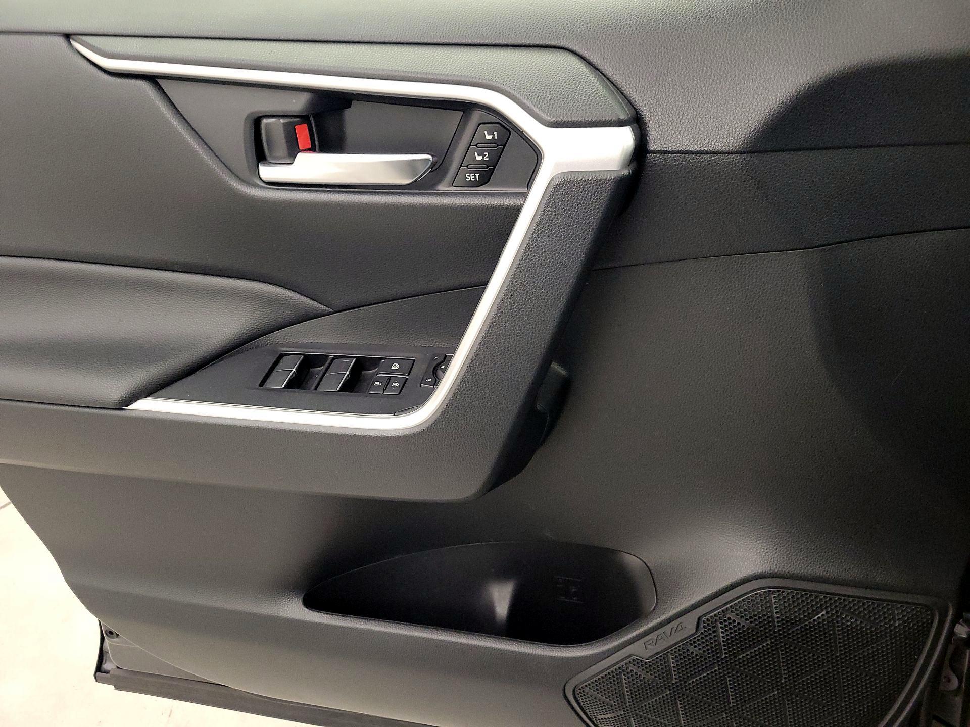 Thumbnail: 2022 Toyota RAV4 - 10