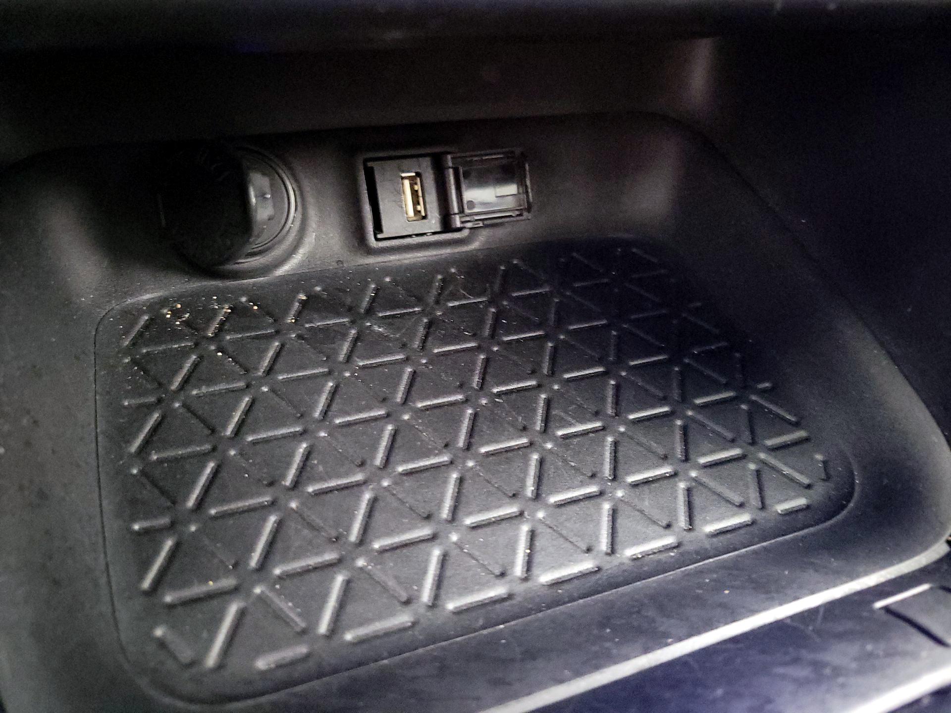 Thumbnail: 2022 Toyota RAV4 - 16