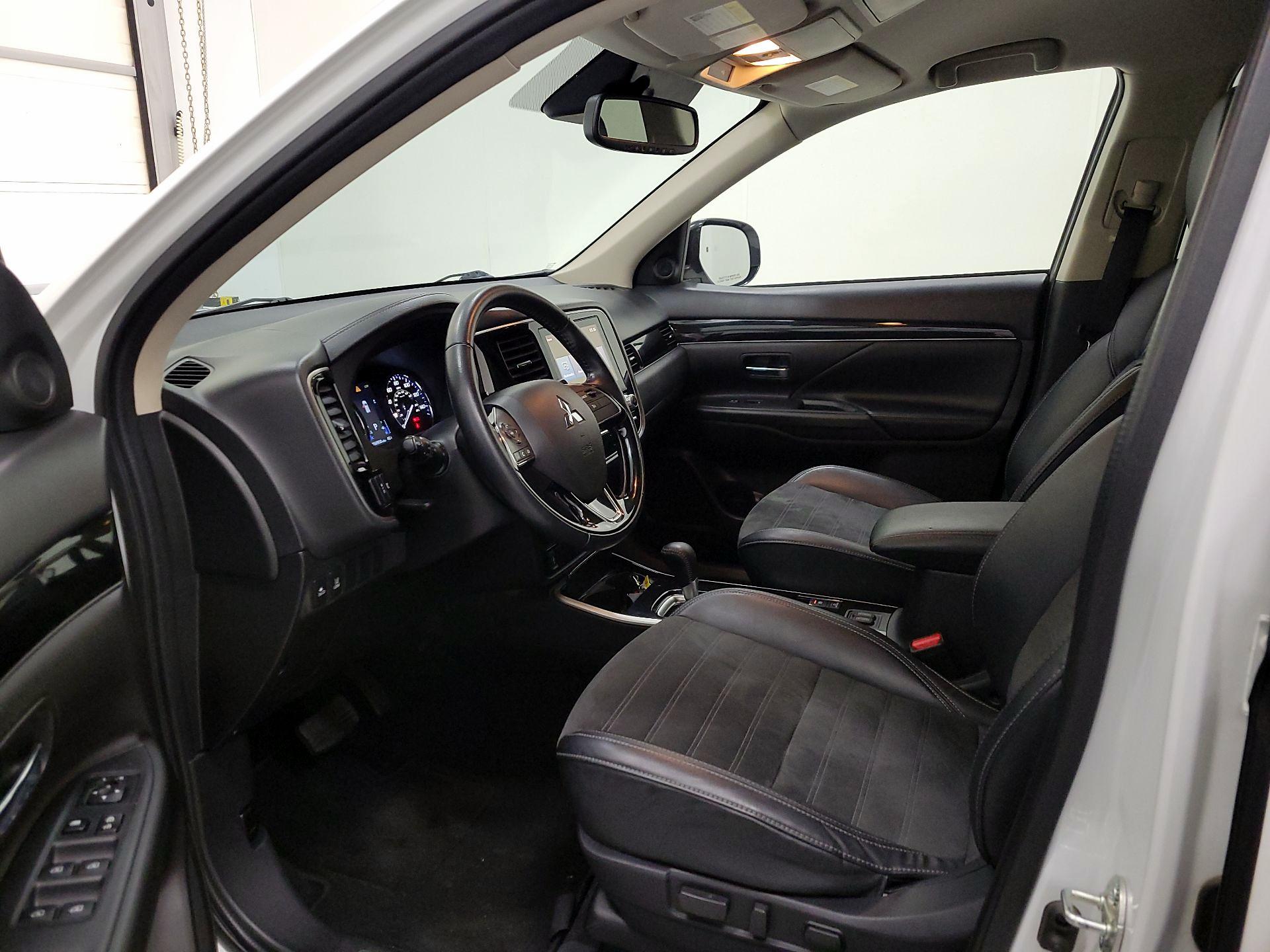 Thumbnail: 2020 Mitsubishi Outlander - 11