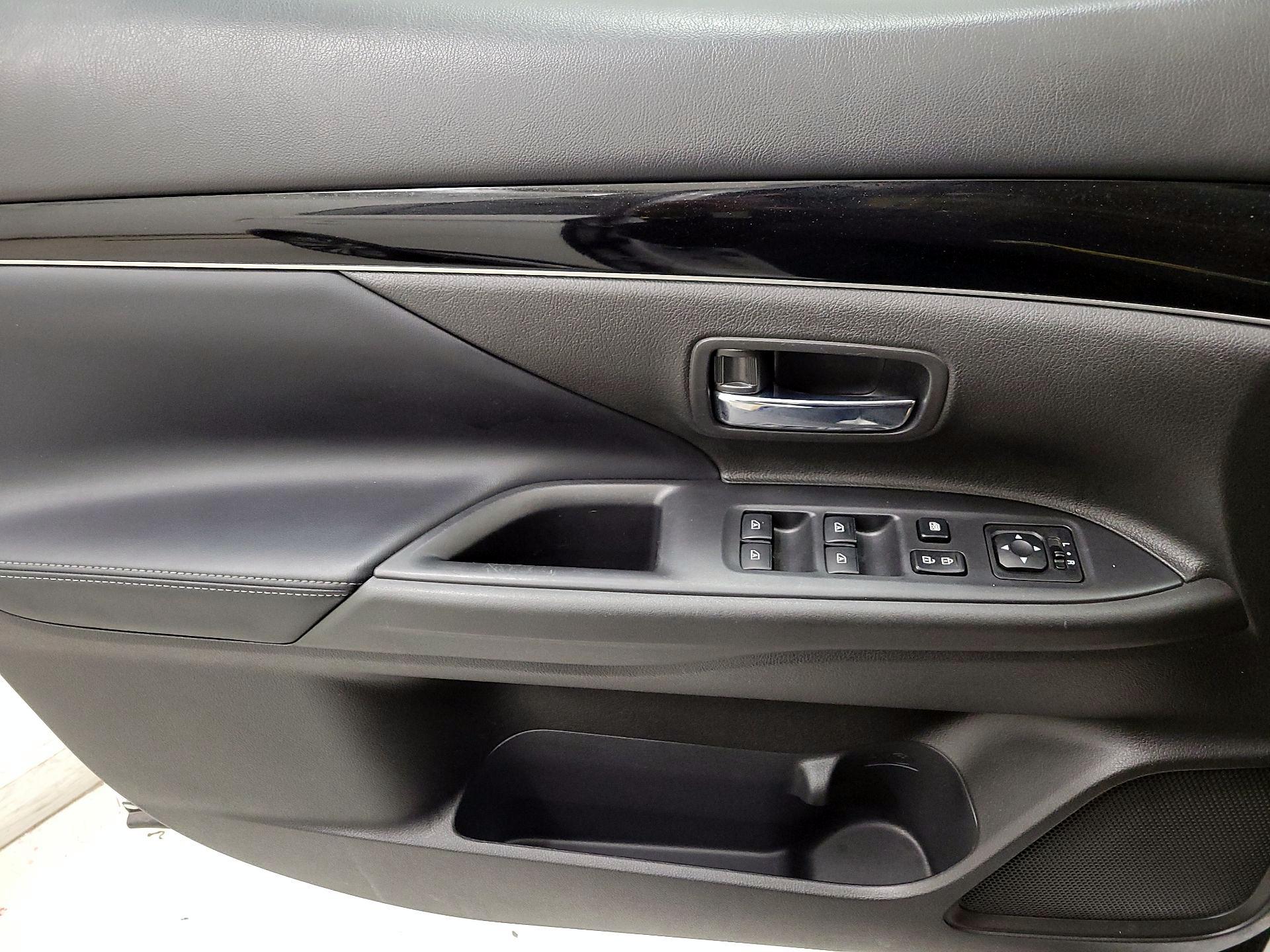 Thumbnail: 2020 Mitsubishi Outlander - 12