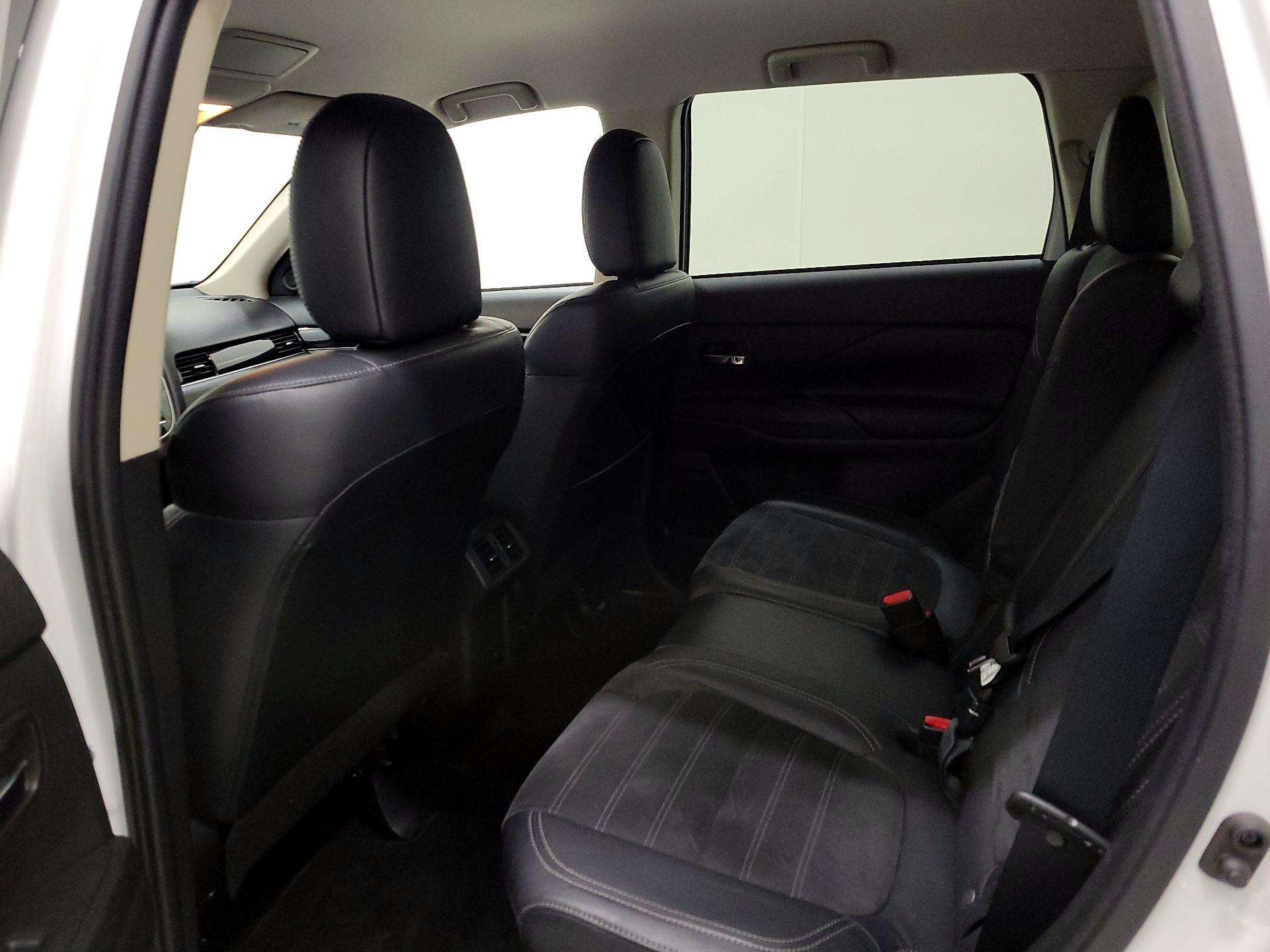 Thumbnail: 2020 Mitsubishi Outlander - 19