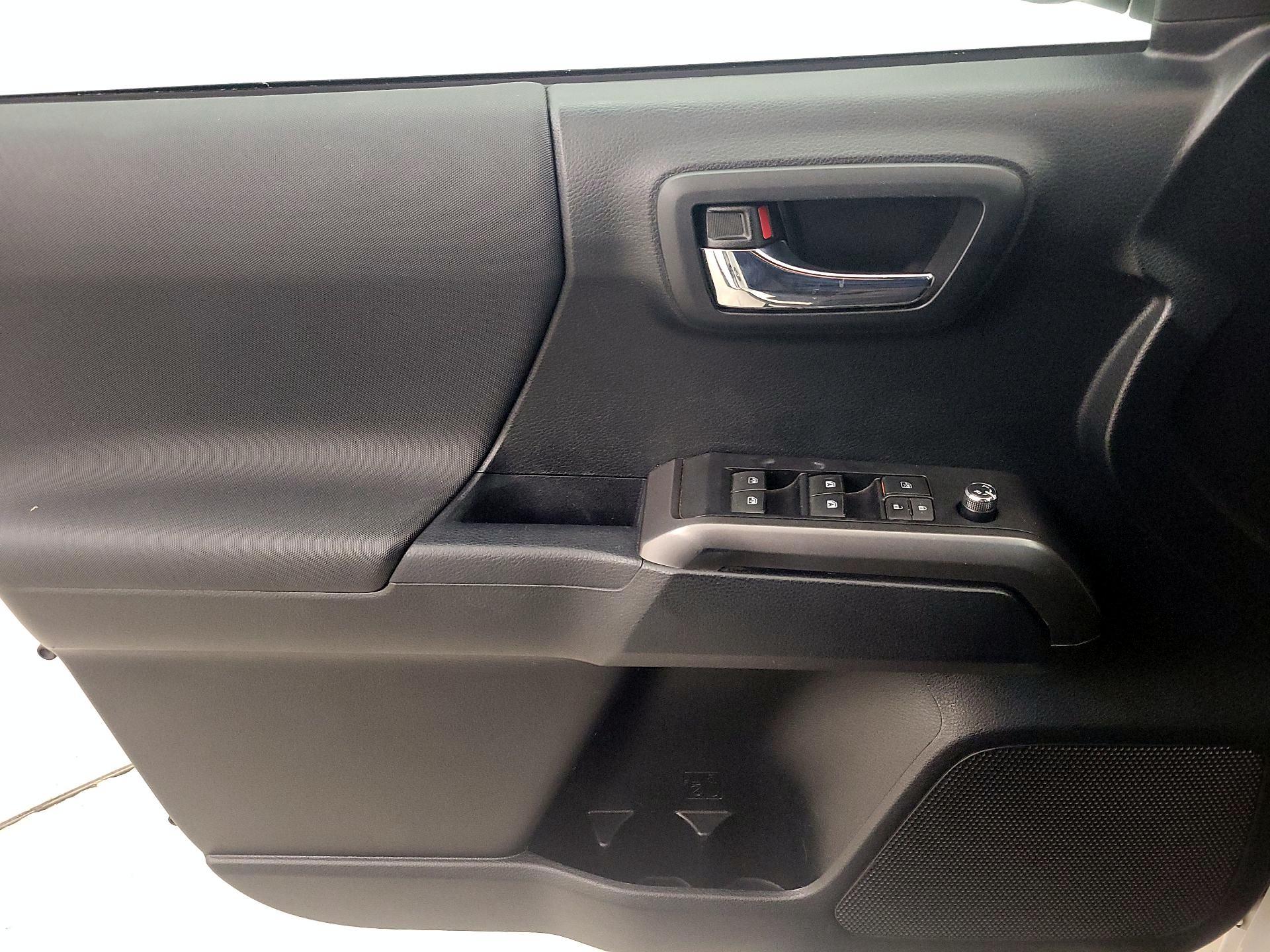 Thumbnail: 2017 Toyota Tacoma - 12