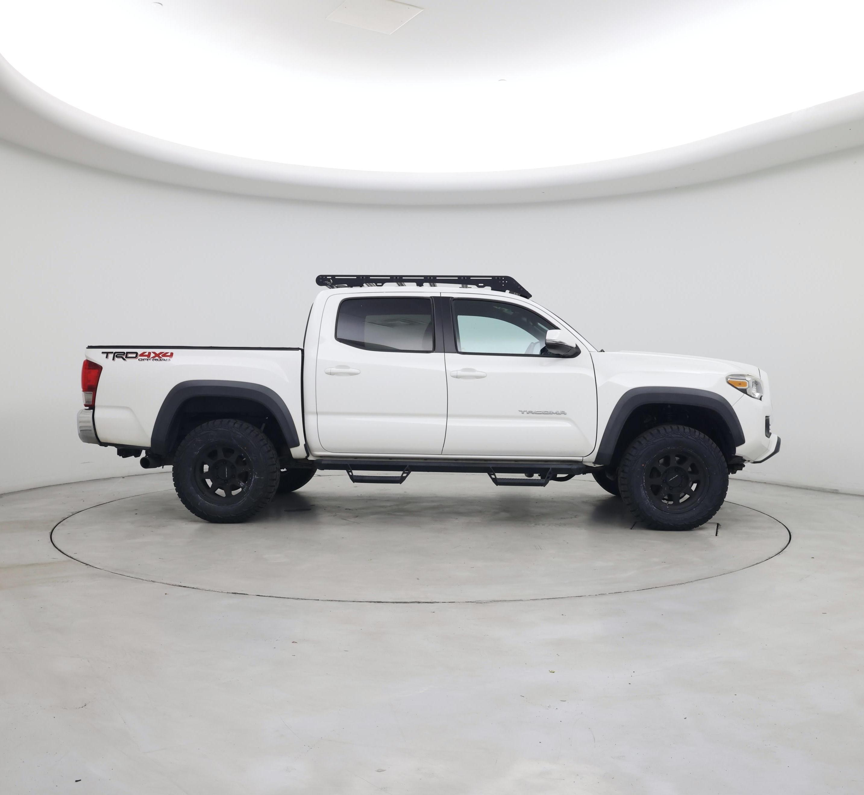 Thumbnail: 2017 Toyota Tacoma - 7