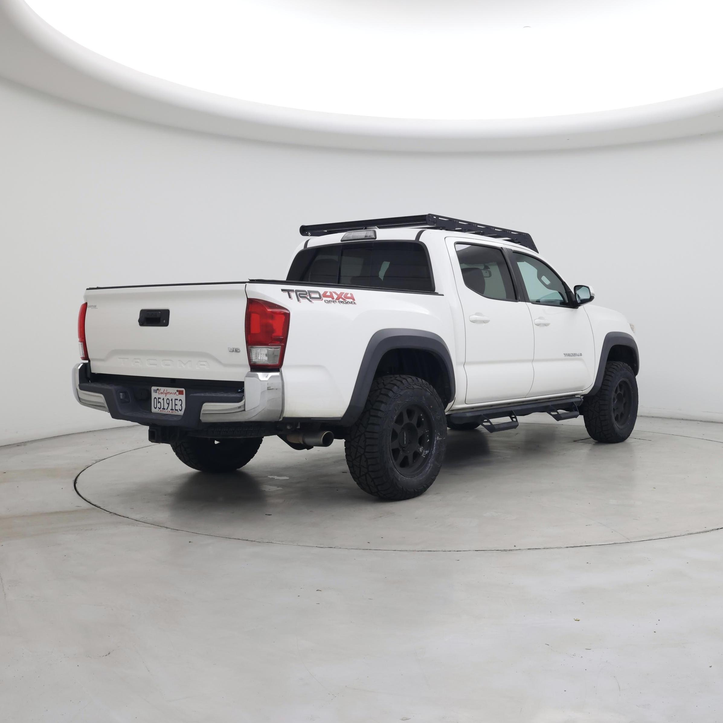 Thumbnail: 2017 Toyota Tacoma - 8