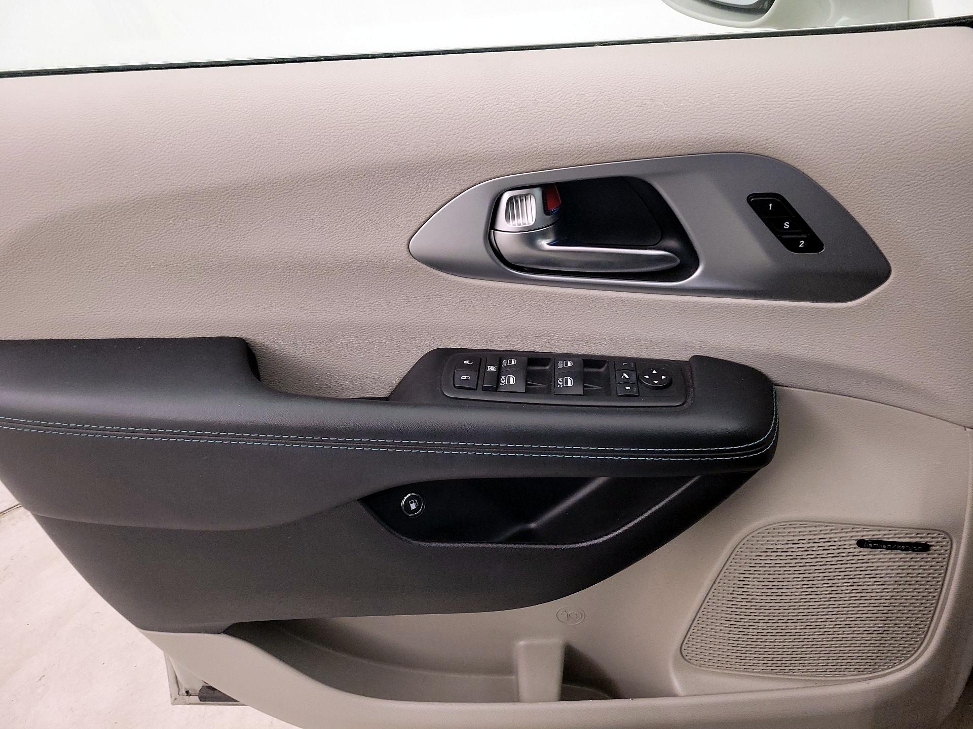 Thumbnail: 2020 Chrysler Pacifica - 12