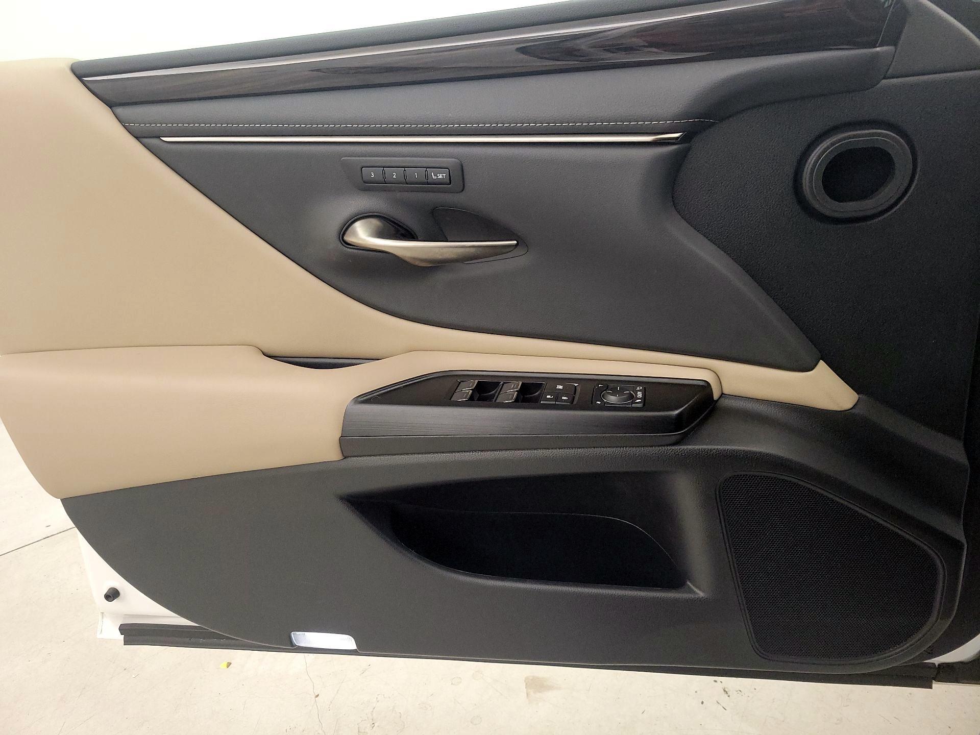 Thumbnail: 2021 Lexus ES - 12