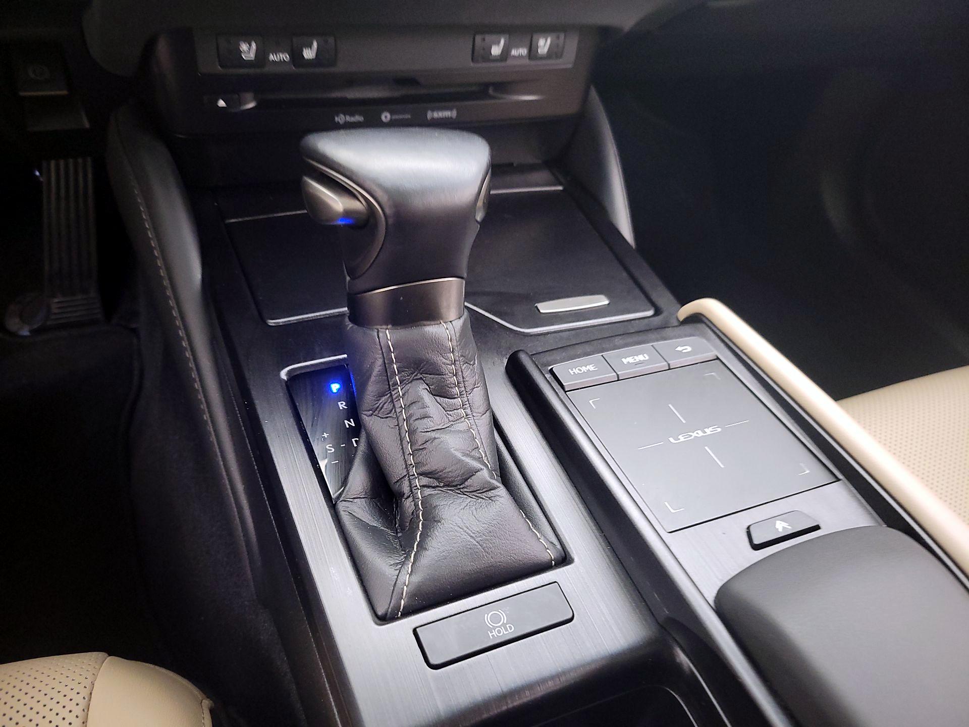 Thumbnail: 2021 Lexus ES - 17