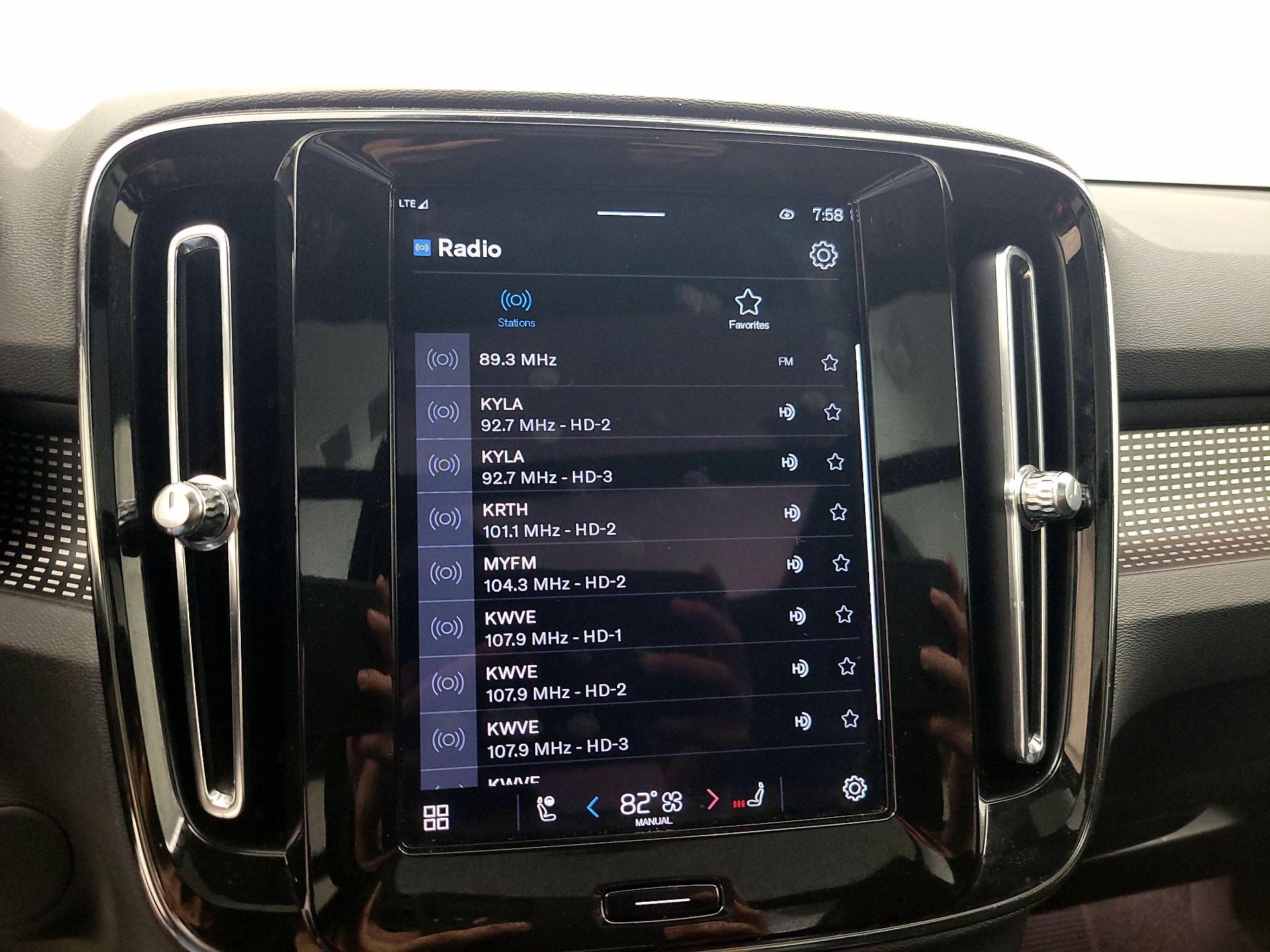 Thumbnail: 2021 Volvo XC40 - 14