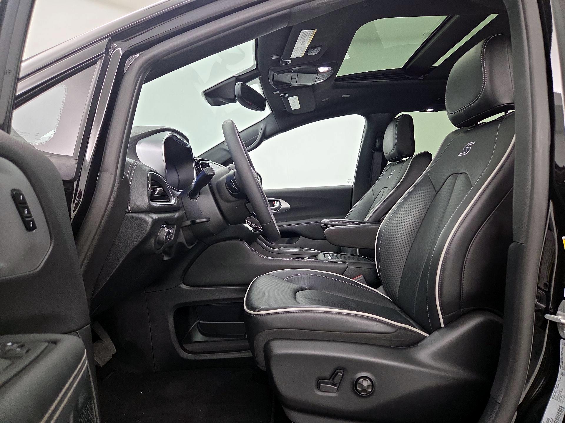 Thumbnail: 2026 Chrysler Pacifica - 11