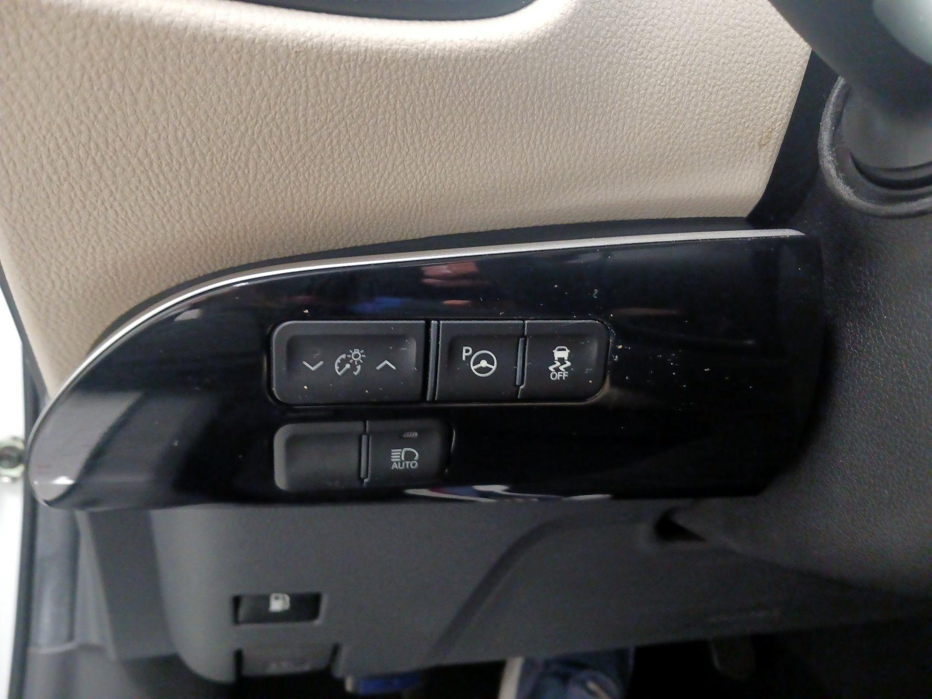 Thumbnail: 2018 Toyota Prius - 13