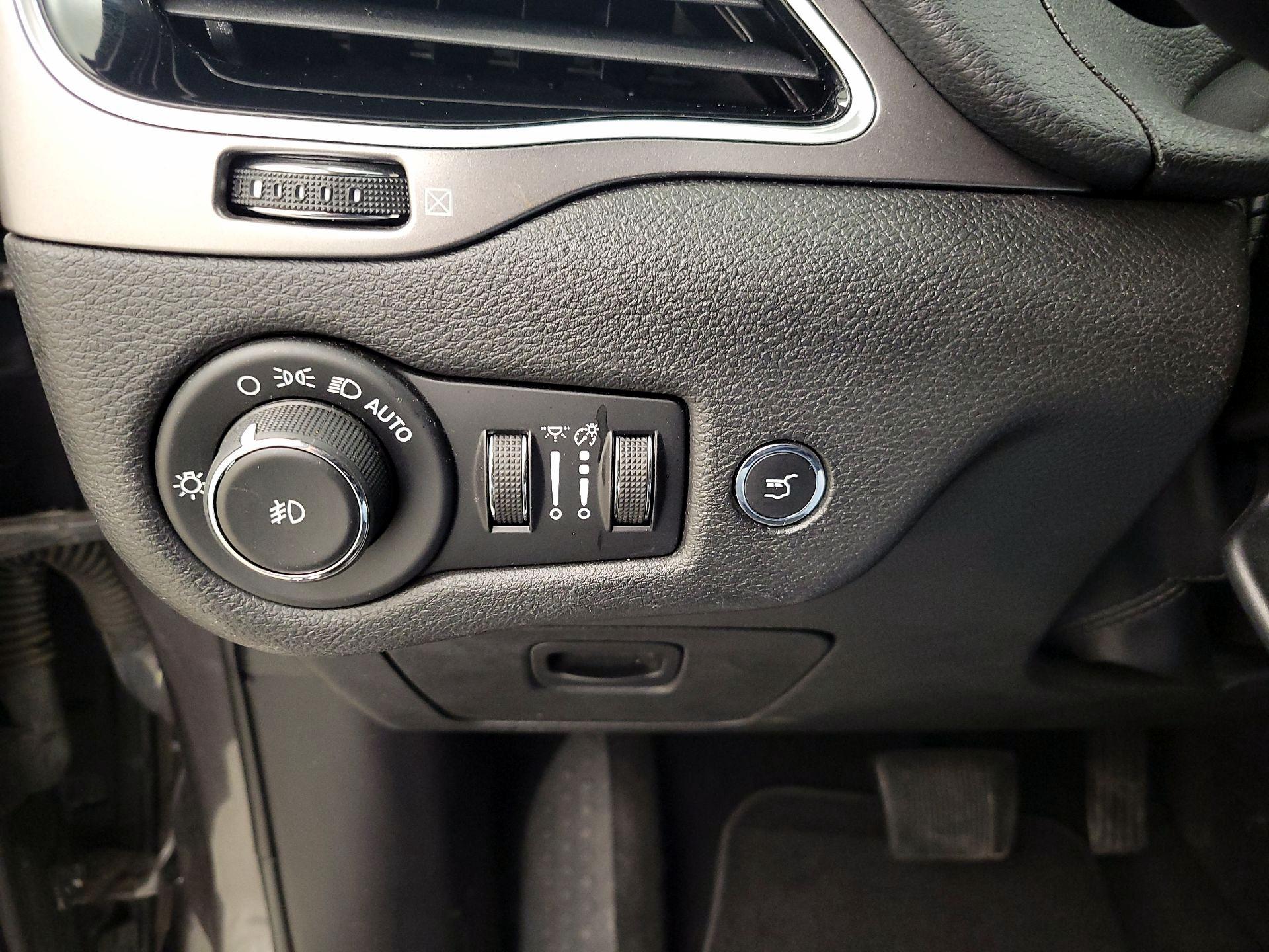 Thumbnail: 2019 Jeep Cherokee - 13