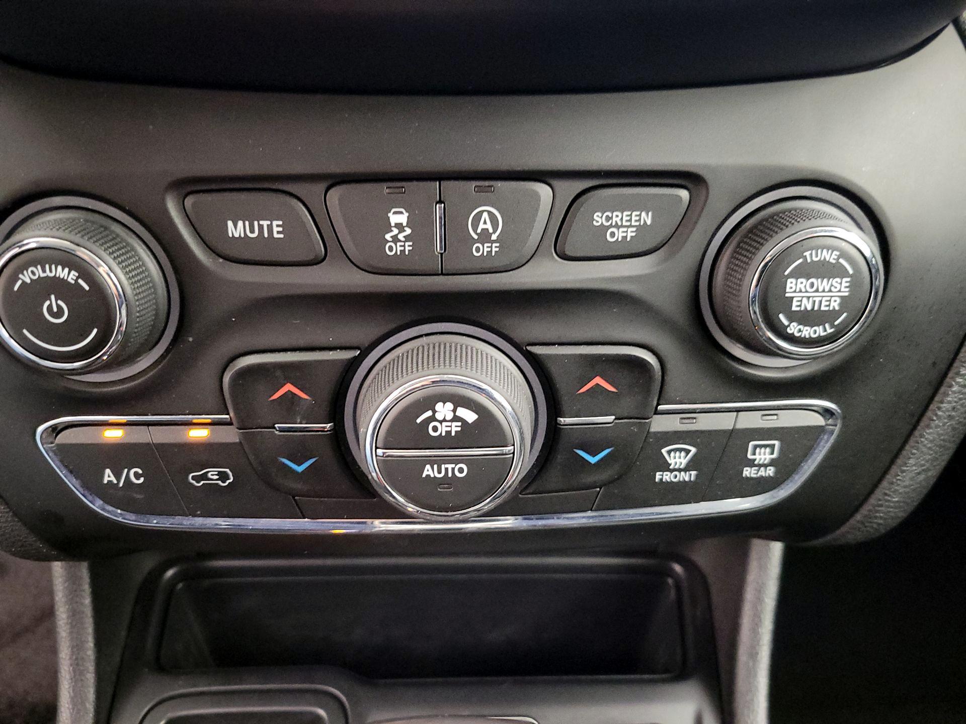 Thumbnail: 2019 Jeep Cherokee - 17