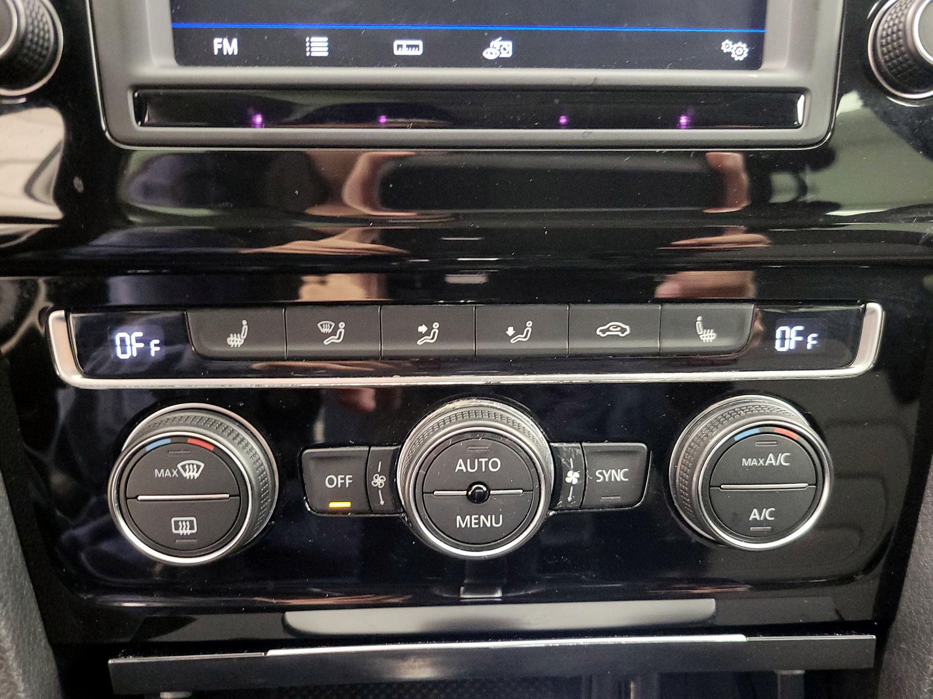 Thumbnail: 2017 Volkswagen Golf - 17