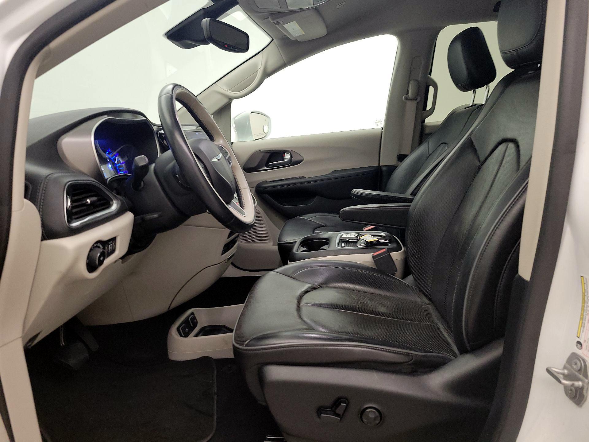 Thumbnail: 2018 Chrysler Pacifica - 11