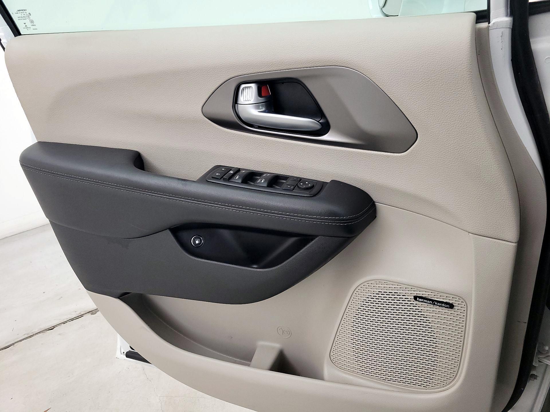 Thumbnail: 2018 Chrysler Pacifica - 12