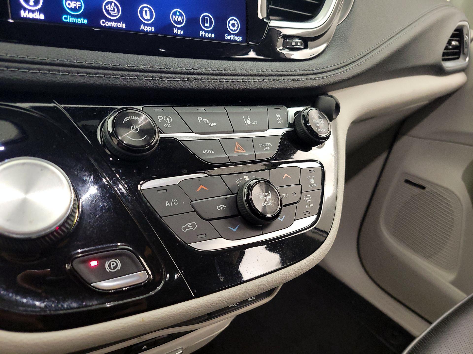 Thumbnail: 2018 Chrysler Pacifica - 16