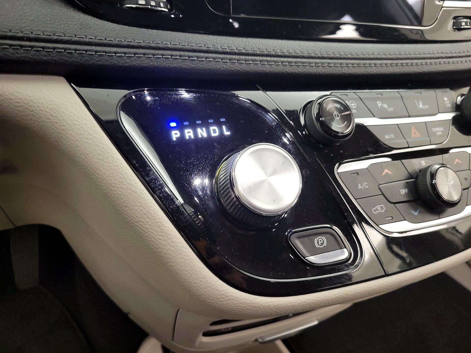 Thumbnail: 2018 Chrysler Pacifica - 17