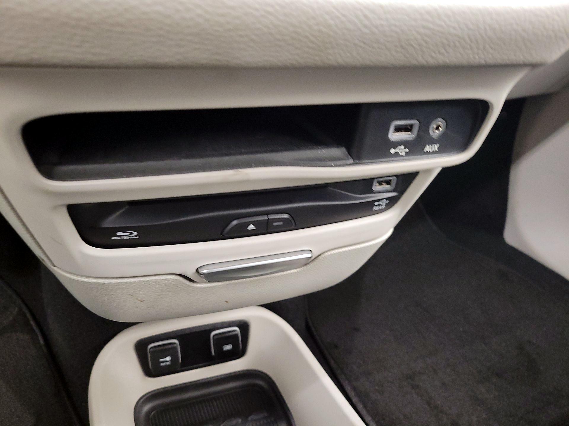 Thumbnail: 2018 Chrysler Pacifica - 18