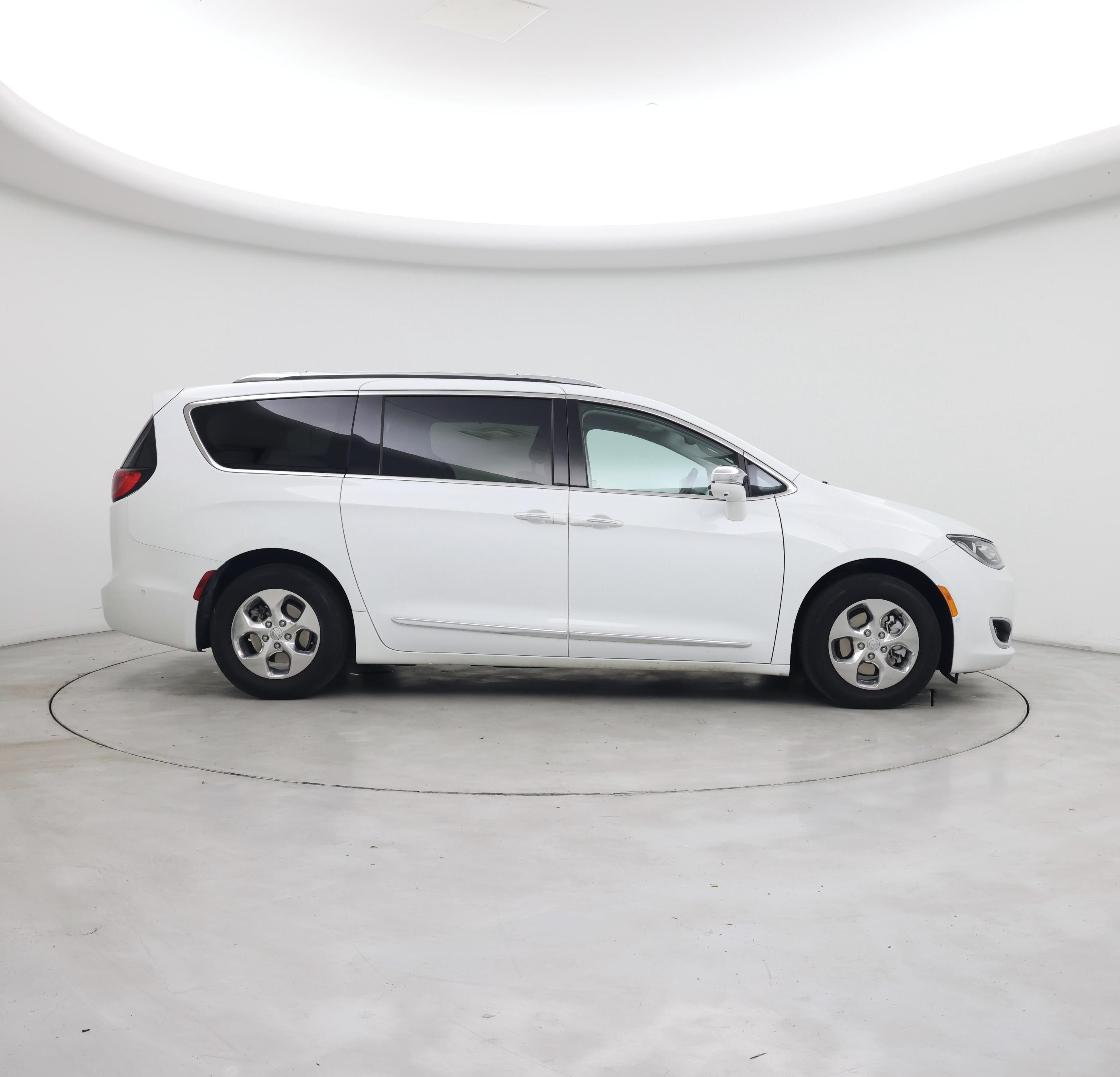 Thumbnail: 2018 Chrysler Pacifica - 7