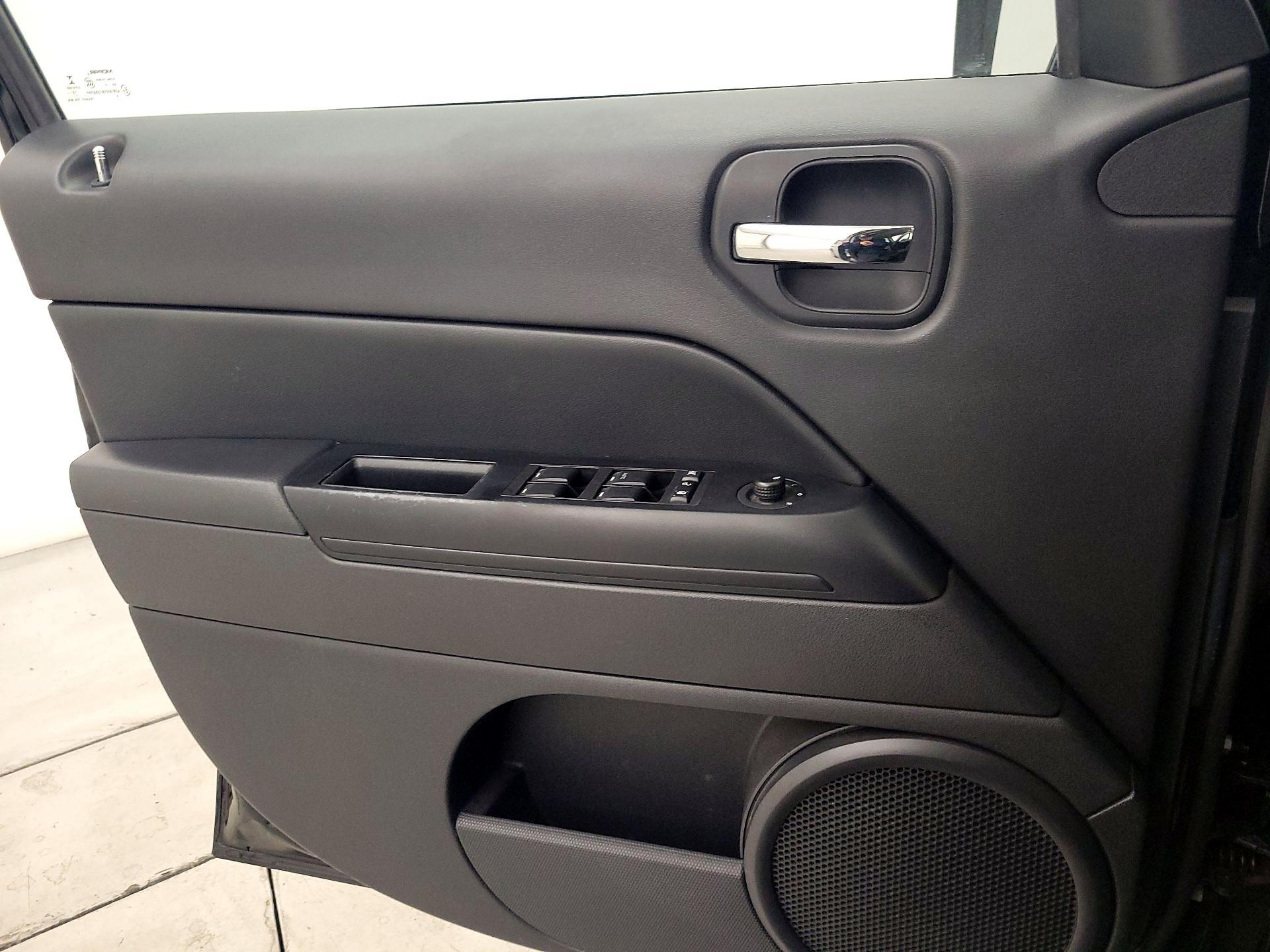 Thumbnail: 2016 Jeep Patriot - 13