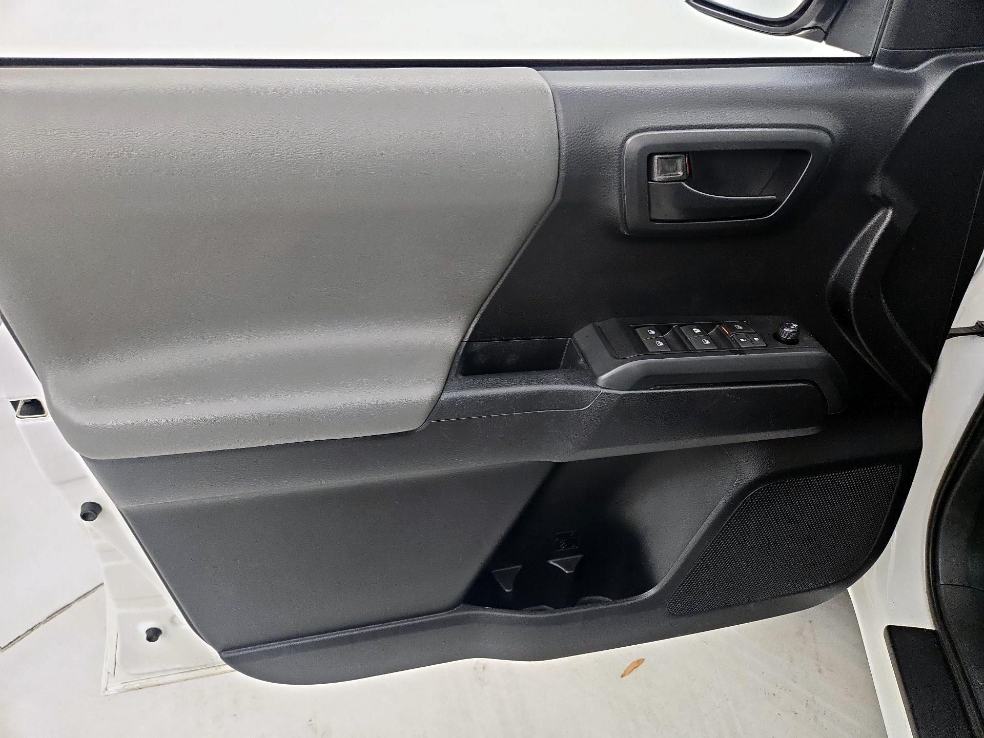 Thumbnail: 2019 Toyota Tacoma - 12