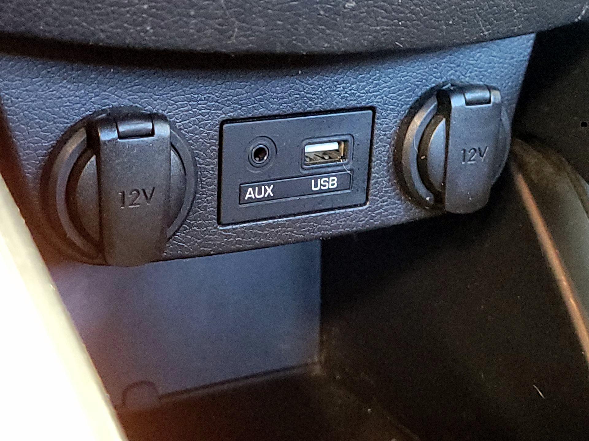 Thumbnail: 2016 Hyundai Veloster - 19