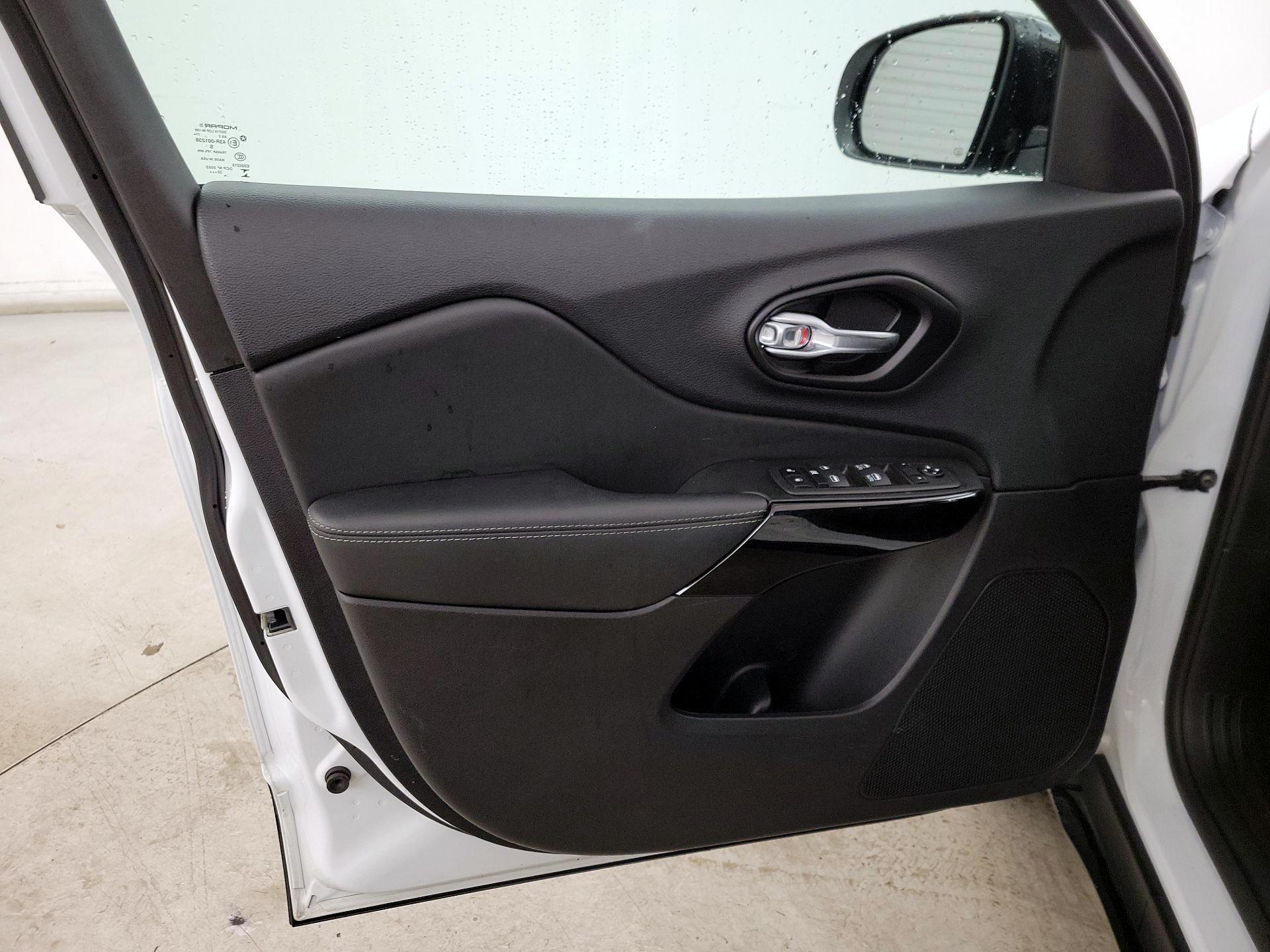 Thumbnail: 2023 Jeep Cherokee - 12