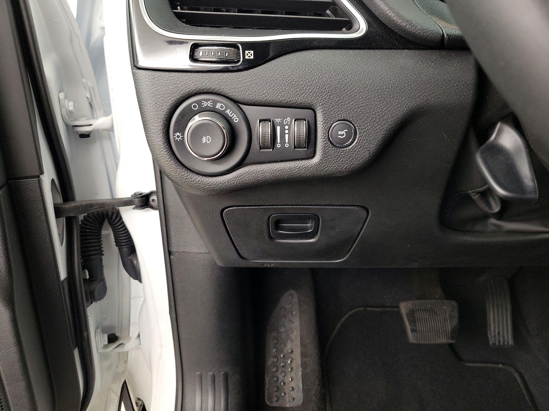 Thumbnail: 2023 Jeep Cherokee - 13