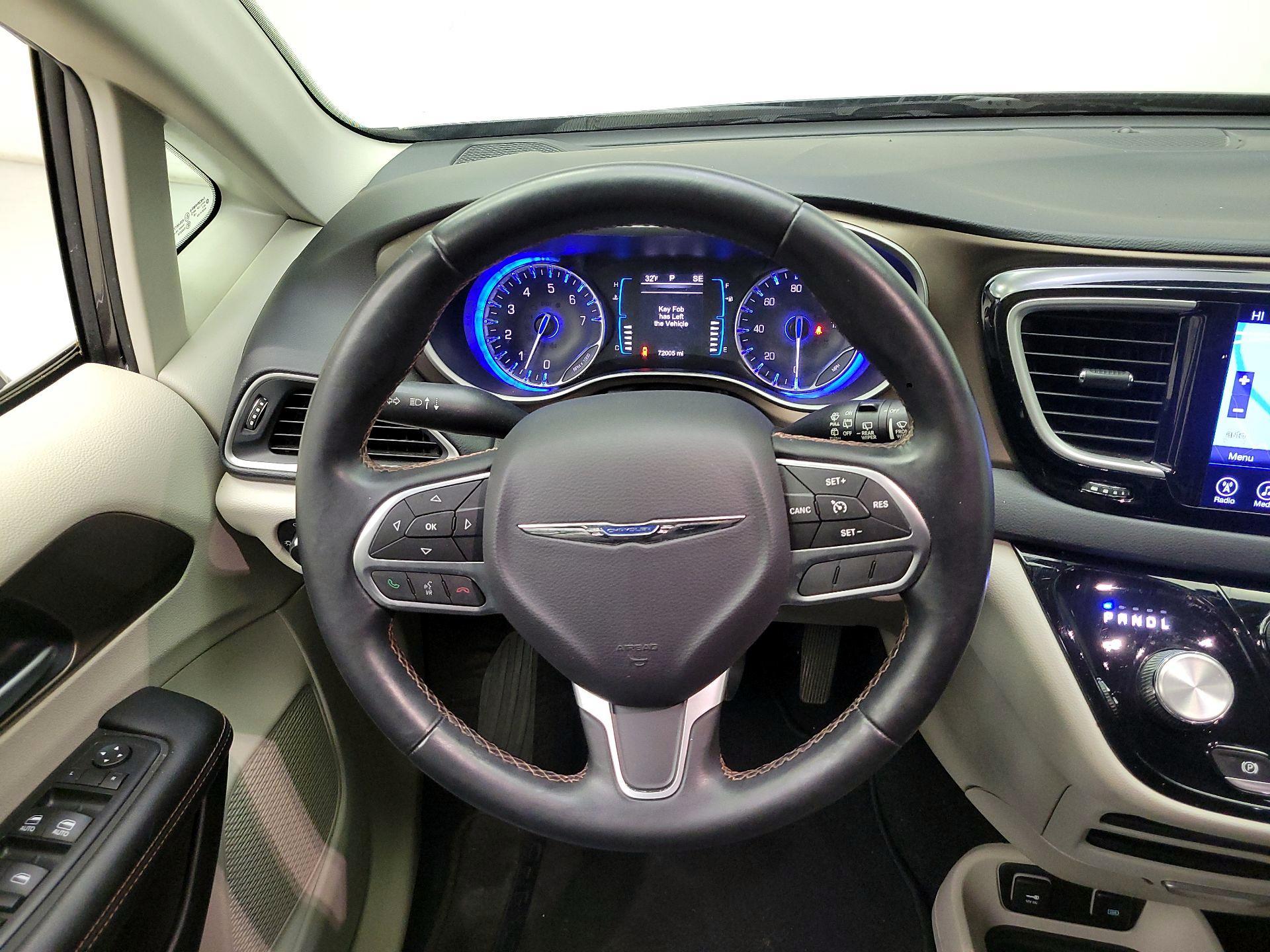 Thumbnail: 2017 Chrysler Pacifica - 10