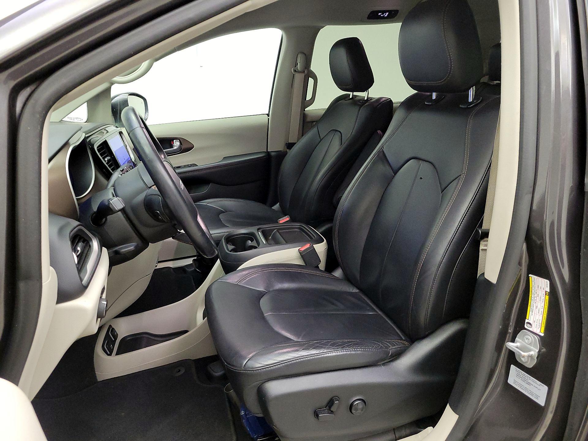 Thumbnail: 2017 Chrysler Pacifica - 11