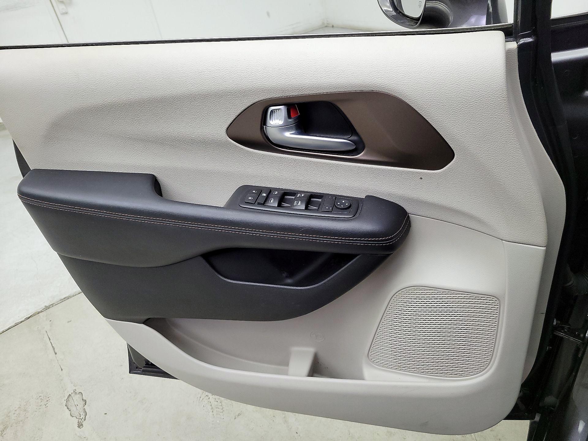 Thumbnail: 2017 Chrysler Pacifica - 12