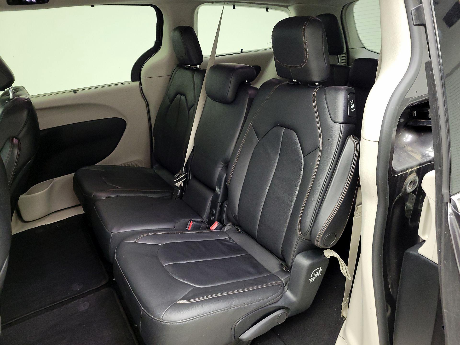 Thumbnail: 2017 Chrysler Pacifica - 20