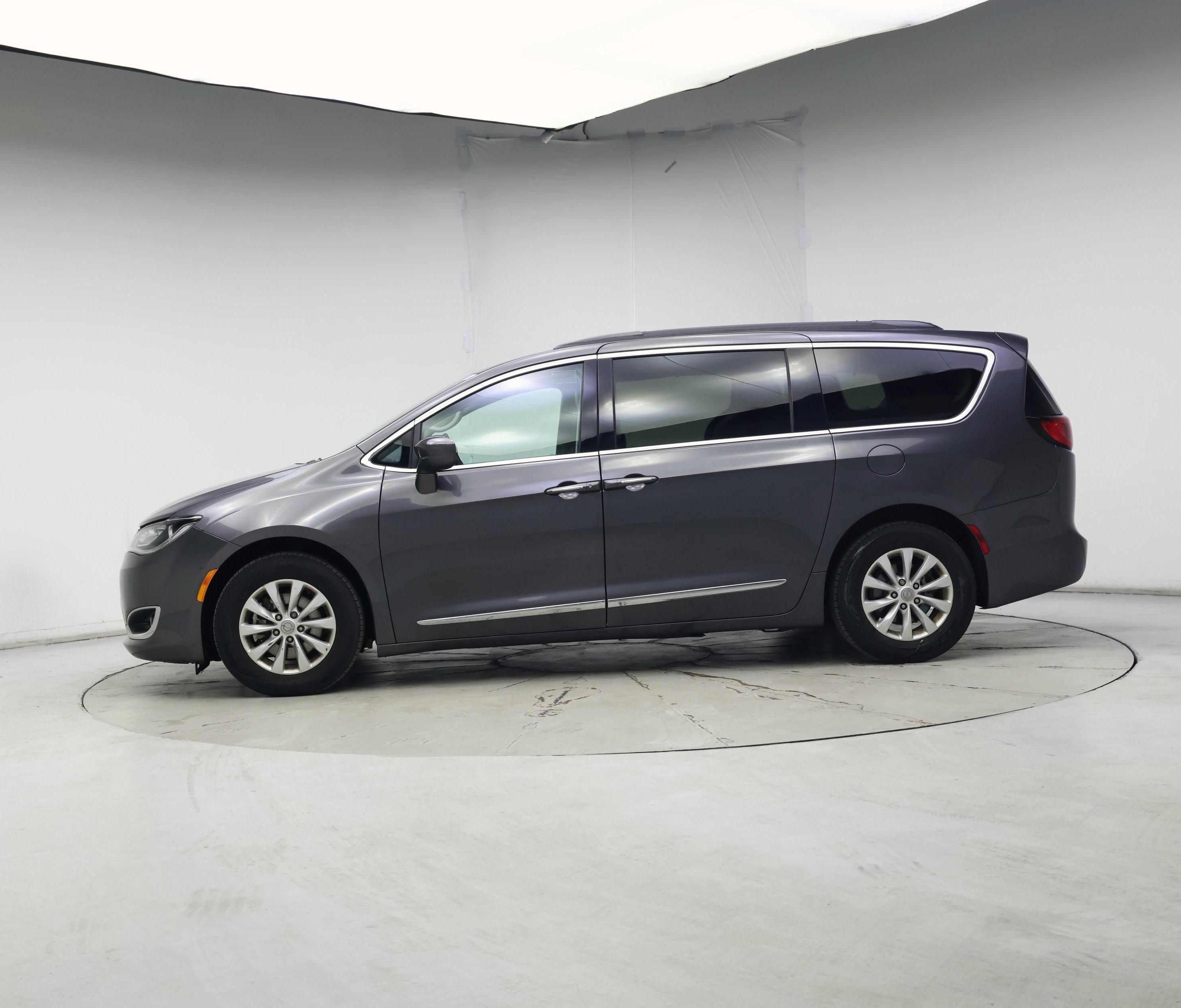 Thumbnail: 2017 Chrysler Pacifica - 3